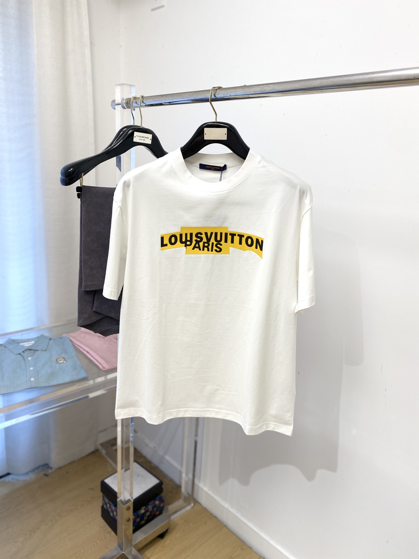 NO:564745,Louis Vuitton, 2025 new short-sleeved T-shirt, handsome and fashionable, top-notch printed letter logo on the chest, simple and versatile. The fabric cotton is not only crisp and maintains the trendy silhouette, but also comfortable to wear, and the yarn is more delicate. Size M-3XL,, louis vuitton, T-shirt, tees, t-shirt, alexander wang19860909路易威登、2025新品短袖T恤,帅气时尚,胸口顶级印胶字母logo,简约百搭款.面料棉 不仅挺括,保持潮流的廓形,又穿着舒适,纱织更细腻,码数M-3XL,,louis vuitton,T-shirt,tees，t-shirt,alexander wang,Men's clothing