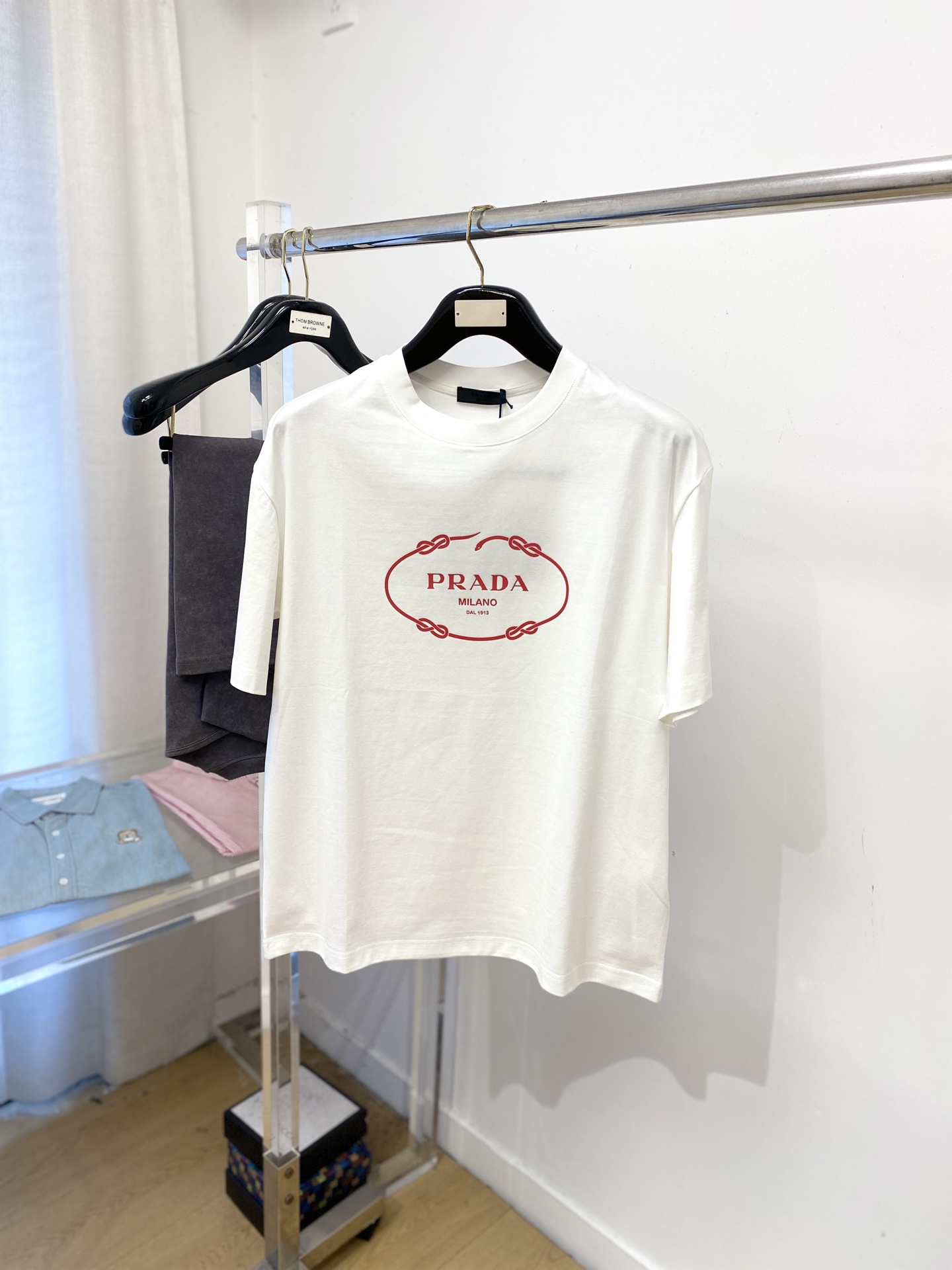 NO:564737,Prada, 2025 new short-sleeved T-shirt, handsome and fashionable, top-notch printed letter logo on the chest, simple and versatile. The fabric cotton is not only crisp and maintains the trendy silhouette, but also comfortable to wear, and the yarn is more delicate. Size M-3XL,, prada, T-shirt, tees, t-shirt, alexander wang19860909普拉达、2025新品短袖T恤,帅气时尚,胸口顶级印胶字母logo,简约百搭款.面料棉 不仅挺括,保持潮流的廓形,又穿着舒适,纱织更细腻,码数M-3XL,,prada,T-shirt,tees，t-shirt,alexander wang,Men's clothing