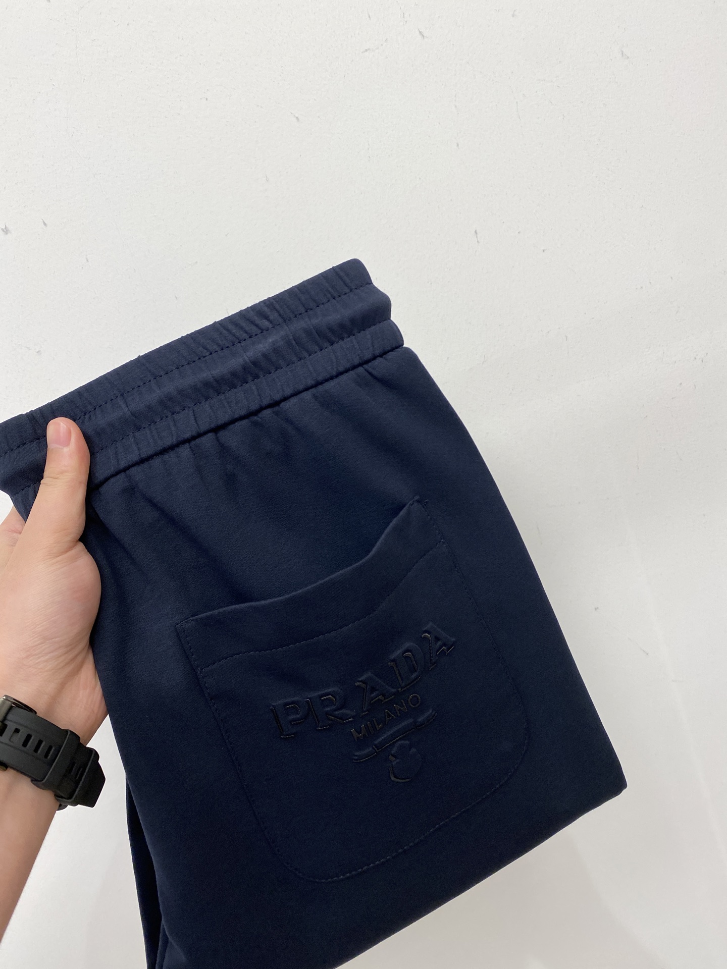 NO:564729,Prada, 2025 popular casual pants, high elasticity, slimming, simple and versatile, popular style, fine workmanship, every stitch can be seen attentiveness, favorite of many celebrities and Internet celebrities, elongating body proportions!  Slightly elastic ^_^Comfortable fabric Details Body size M-4XL, prada, alexander wang19860909普拉达、2025爆款休闲裤 高弹显瘦必爆简约百搭爆款,做工精细,每一针都看得到用心,超多明星网红最爱 拉长身材比例哦！微弹 ^_^舒适面料 细节体码数M-4XL,,prada,alexander wang,Men's clothing