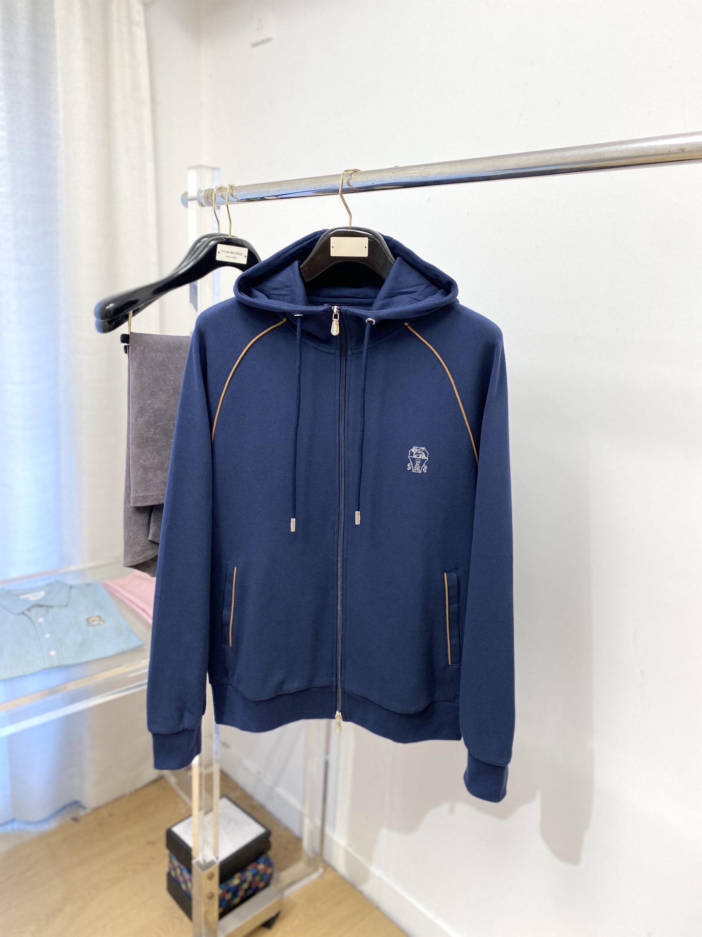 NO:564685,Brunello Cucinelli, 2025 new sweatshirt jacket, fashionable and handsome, exquisite embroidery pattern logo on the chest, simple and versatile, customized original fabric, not only stiff and keeping the trendy silhouette, but also comfortable to wear, the yarn is more delicate, size M-3XL,, brunello cucinelli, hoodie, sweatshirts, jackets & coats, alexander wang19860909Brunello Cucinelli、2025新品卫衣外套,时尚帅气,胸前精致刺绣图案logo,简约百搭款,定制原版面料,不仅挺括,保持潮流的廓形,又穿着舒适,纱织更细腻,码数M-3XL,,brunello cucinelli,hoodie,sweatshirts,jackets & coats,alexander wang,Men's clothing