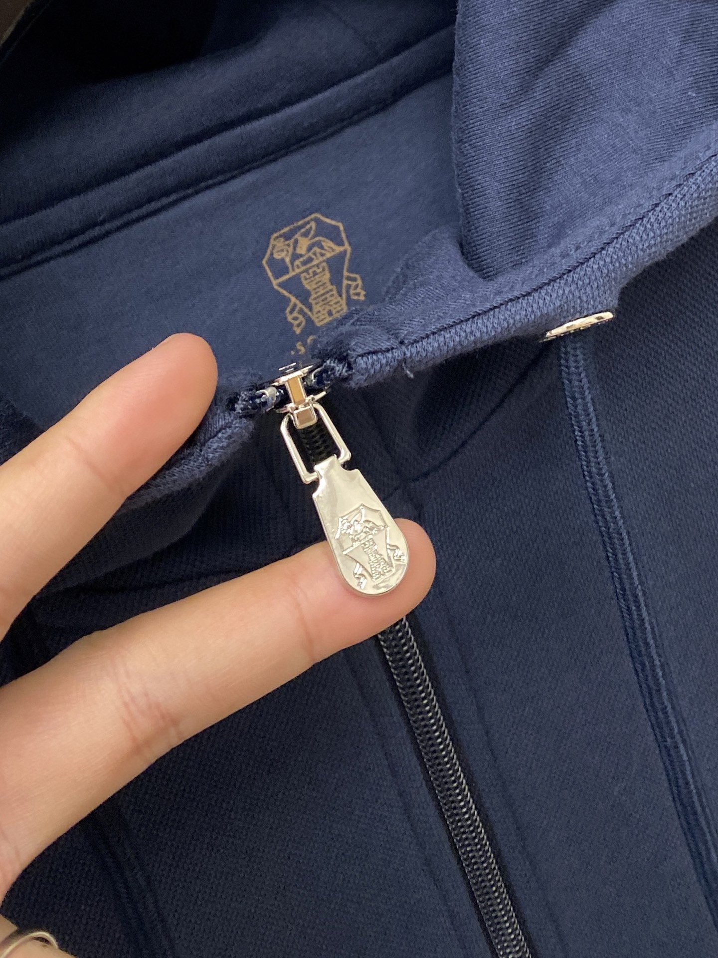 Brunello Cucinelli、2025新品卫衣外套，时尚帅气，胸前精致刺绣图案logo，简约百搭