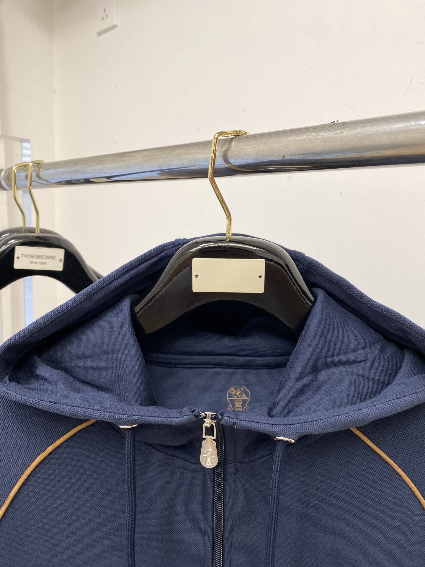 Brunello Cucinelli、2025新品卫衣外套，时尚帅气，胸前精致刺绣图案logo，简约百搭