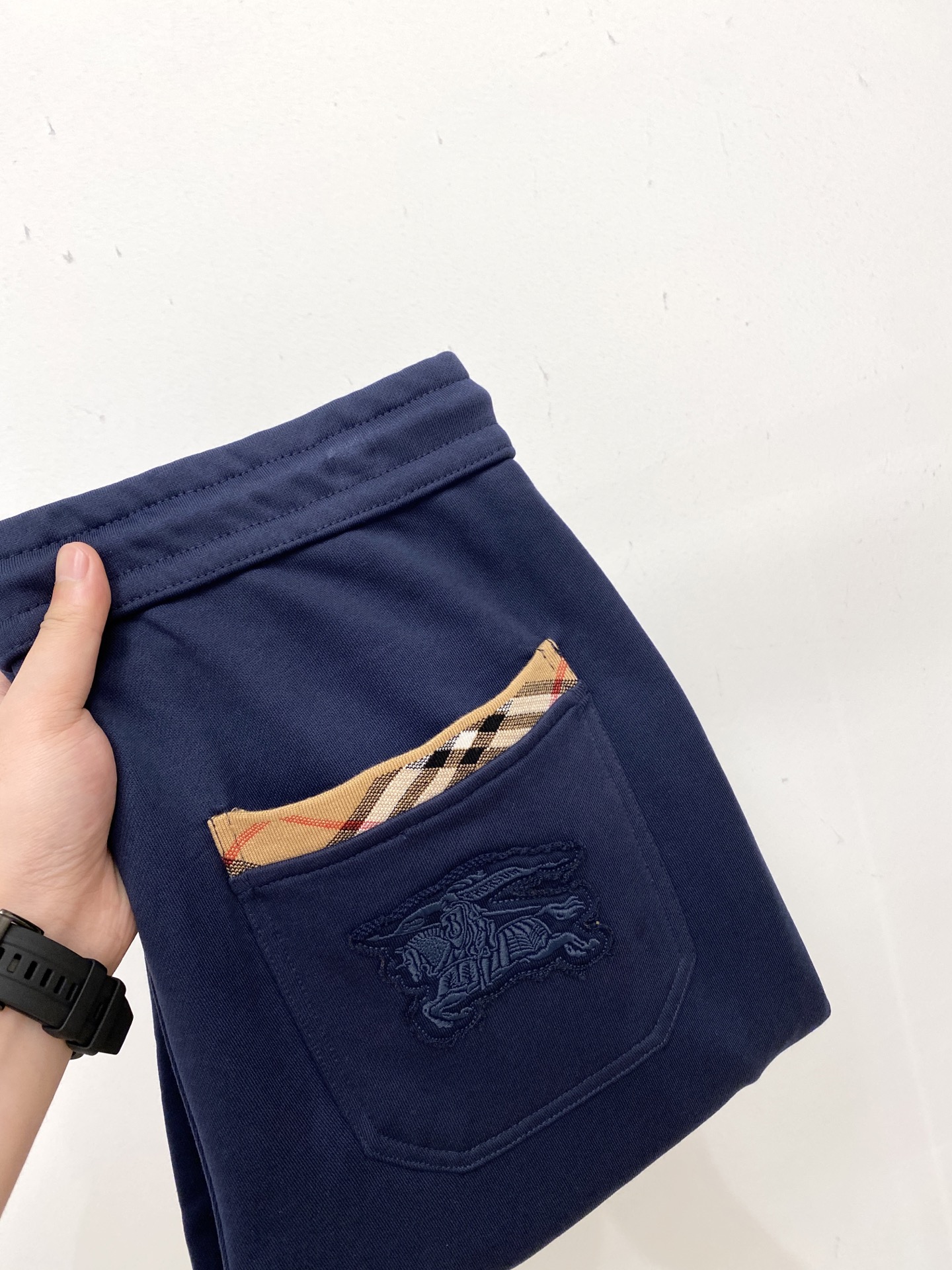 NO:564643,Burberry, 2025 popular casual pants, high elasticity, slimming, simple and versatile, popular style, fine workmanship, every stitch can be seen attentive, favorite of many celebrities and Internet celebrities, elongating body proportions!  Slightly elastic ^_^Comfortable fabric Details Body size M-3XL,,burberry,alexander wang19860909巴宝莉、2025爆款休闲裤 高弹显瘦必爆简约百搭爆款,做工精细,每一针都看得到用心,超多明星网红最爱 拉长身材比例哦！微弹 ^_^舒适面料 细节体码数M-3XL,,burberry,alexander wang,Men's clothing