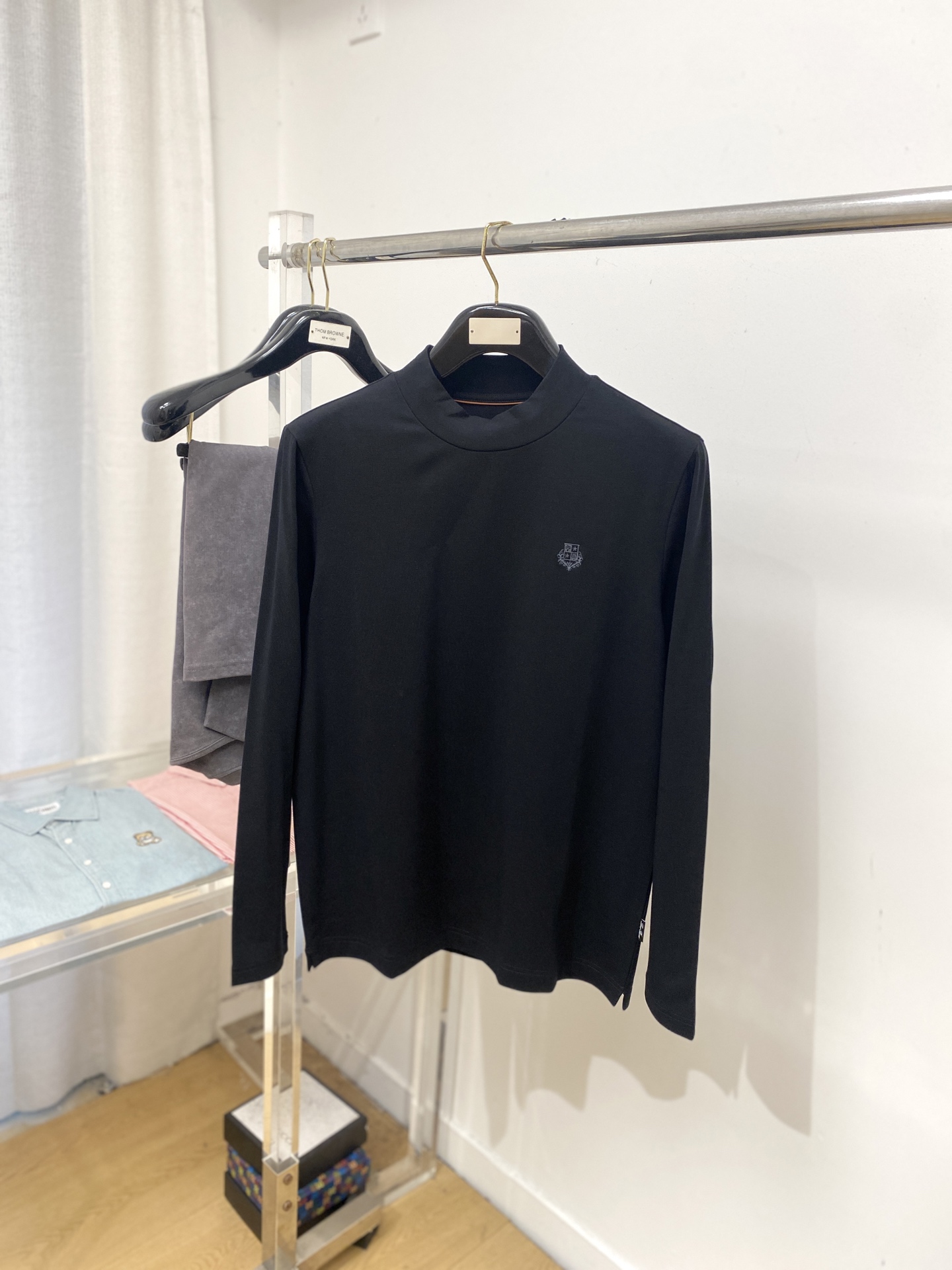 NO:567449,LP, 2025 new product, long sleeves, handsome and fashionable, with exquisite embroidery pattern logo on the chest, simple and versatile. The fabric cotton is not only crisp and maintains the trendy silhouette, but also comfortable to wear, and the yarn is more delicate. Size M-3XL, loro piana, alexander wang19860909LP、2025新品长袖,帅气时尚,胸前精致刺绣图案logo,简约百搭款.面料棉 不仅挺括,保持潮流的廓形,又穿着舒适,纱织更细腻,码数M-3XL,,loro piana,alexander wang,Men's clothing