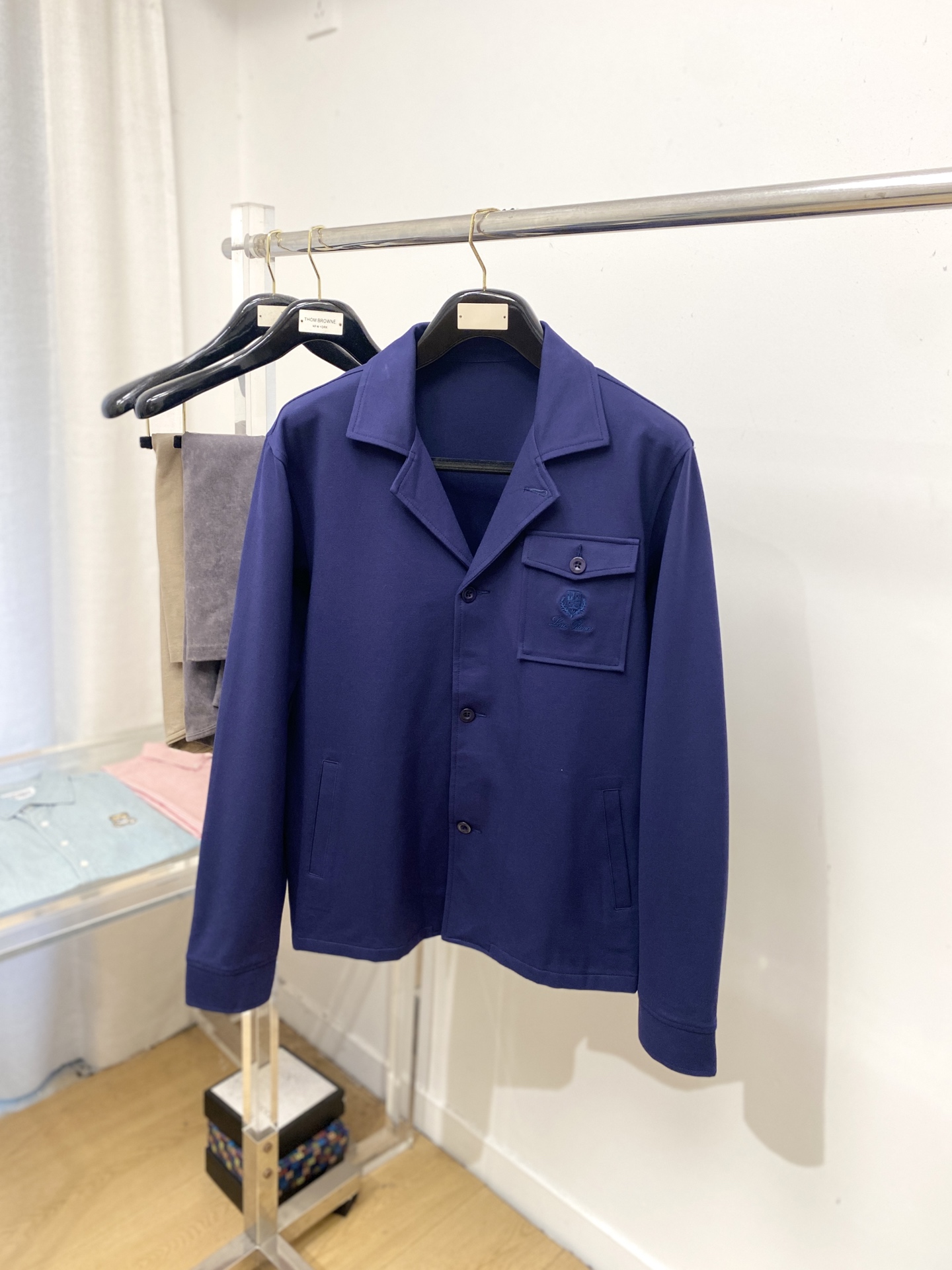 NO:567393,LP, 2025 new jacket jacket, fashionable and handsome, simple and versatile, exquisite embroidery pattern letter logo on the chest, customized original fabric, not only crisp and trendy silhouette, but also comfortable to wear, more delicate yarn weaving, size M-3XL,,loro piana,jackets & coats,jackets & coats,alexander wang19860909LP、2025新品夹克外套,时尚帅气,简约百搭款,胸前精致刺绣图案字母logo,定制原版面料,不仅挺括,保持潮流的廓形,又穿着舒适,纱织更细腻,码数M-3XL,,loro piana,jackets & coats,jackets & coats,alexander wang,Men's clothing