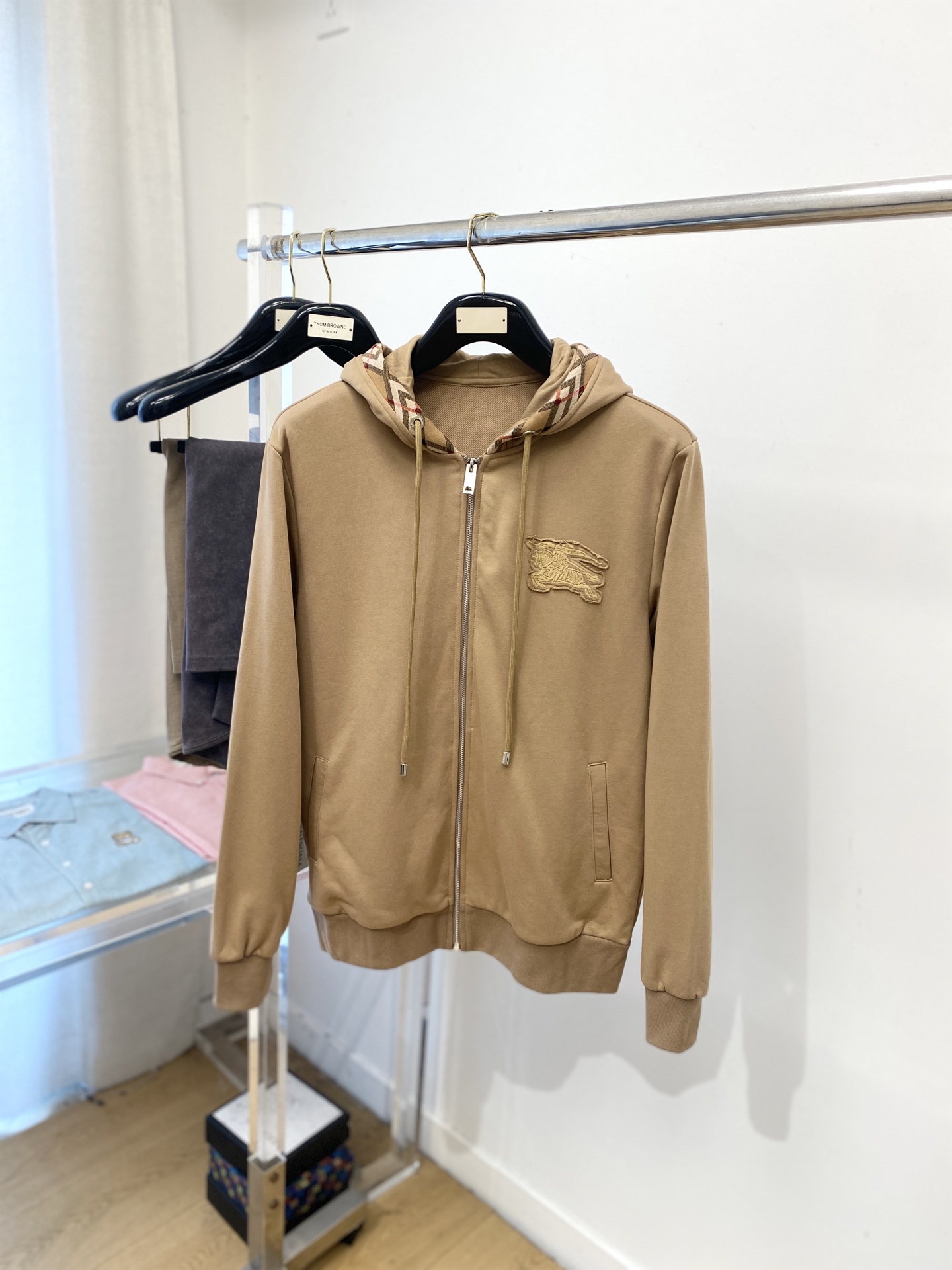 NO:567375,Burberry, 2025 new sweatshirt jacket, fashionable and handsome, exquisite embroidery pattern logo on the chest, simple and versatile style, customized original fabric, not only crisp and trendy silhouette, but also comfortable to wear, more delicate yarn weaving, size M-3XL,, burberry, hoodie, sweatshirts, jackets & coats, alexander wang19860909巴宝莉、2025新品卫衣外套,时尚帅气,胸前精致刺绣图案logo,简约百搭款,定制原版面料,不仅挺括,保持潮流的廓形,又穿着舒适,纱织更细腻,码数M-3XL,,burberry,hoodie,sweatshirts,jackets & coats,alexander wang,Men's clothing