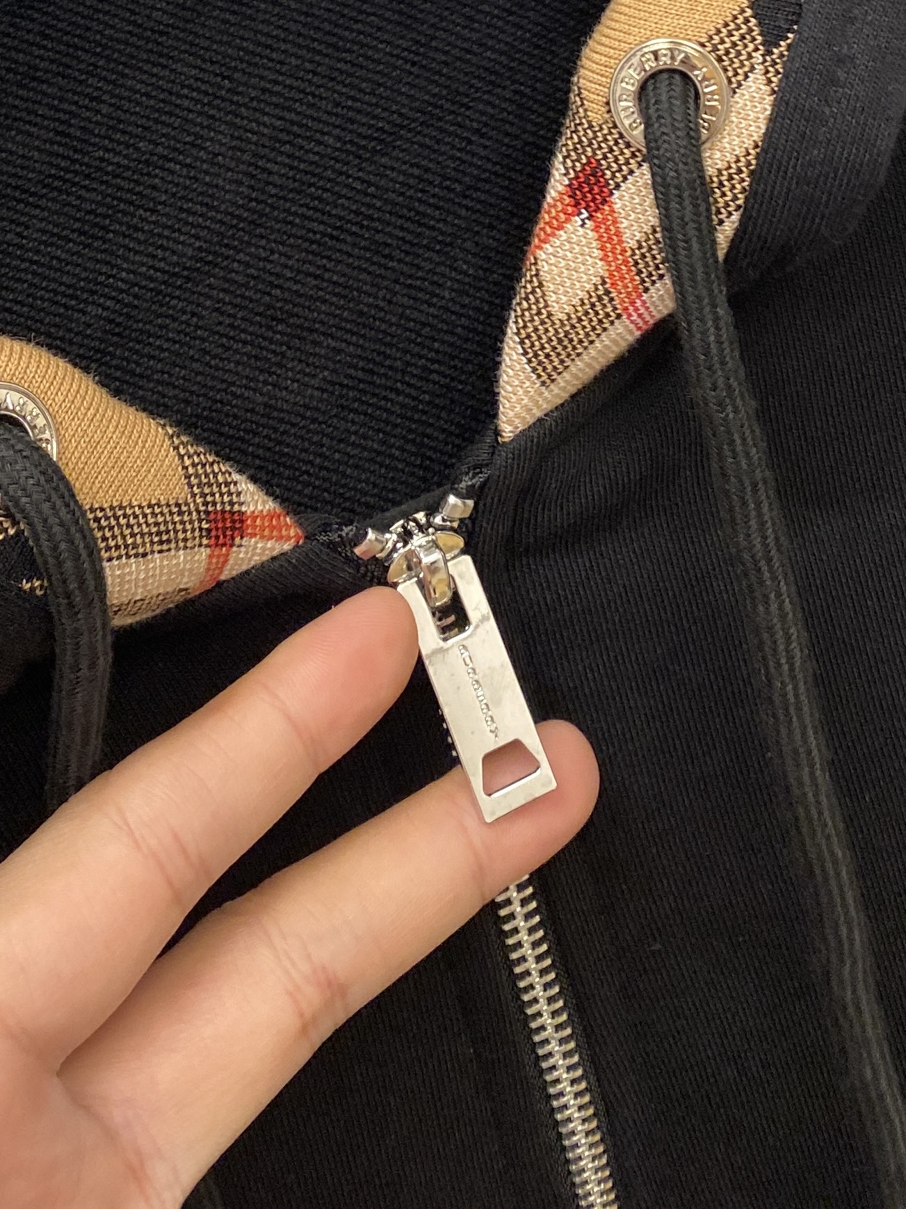 巴宝莉、2025新品卫衣外套，时尚帅气，胸前精致刺绣图案logo，简约百搭款，定制原版面料，不仅挺括，保