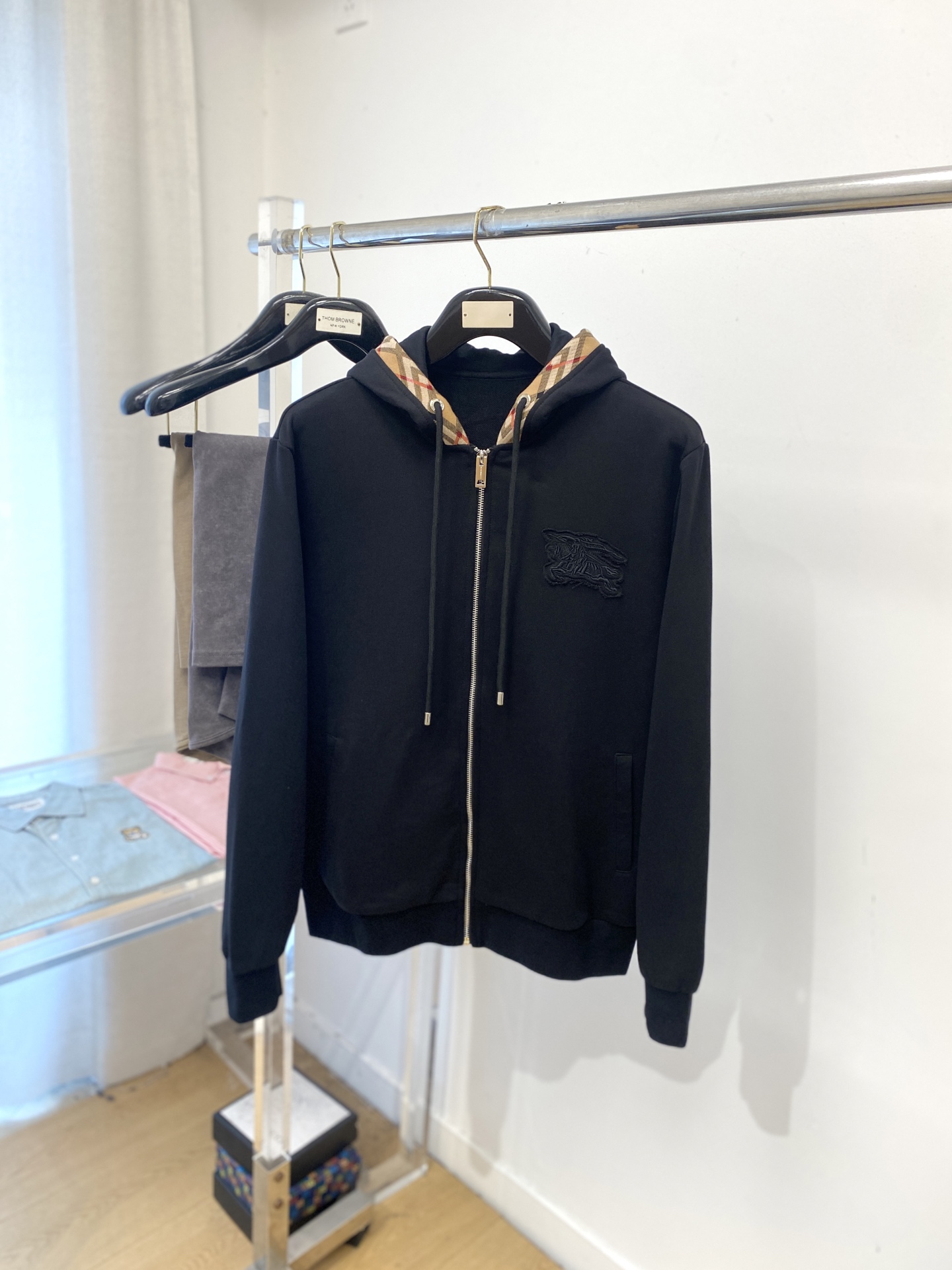 NO:567643,Burberry, 2025 new sweatshirt jacket, fashionable and handsome, exquisite embroidery pattern logo on the chest, simple and versatile style, customized original fabric, not only crisp and trendy silhouette, but also comfortable to wear, more delicate yarn weaving, size M-3XL,, burberry, hoodie, sweatshirts, jackets & coats, alexander wang19860909巴宝莉、2025新品卫衣外套,时尚帅气,胸前精致刺绣图案logo,简约百搭款,定制原版面料,不仅挺括,保持潮流的廓形,又穿着舒适,纱织更细腻,码数M-3XL,,burberry,hoodie,sweatshirts,jackets & coats,alexander wang,Men's clothing