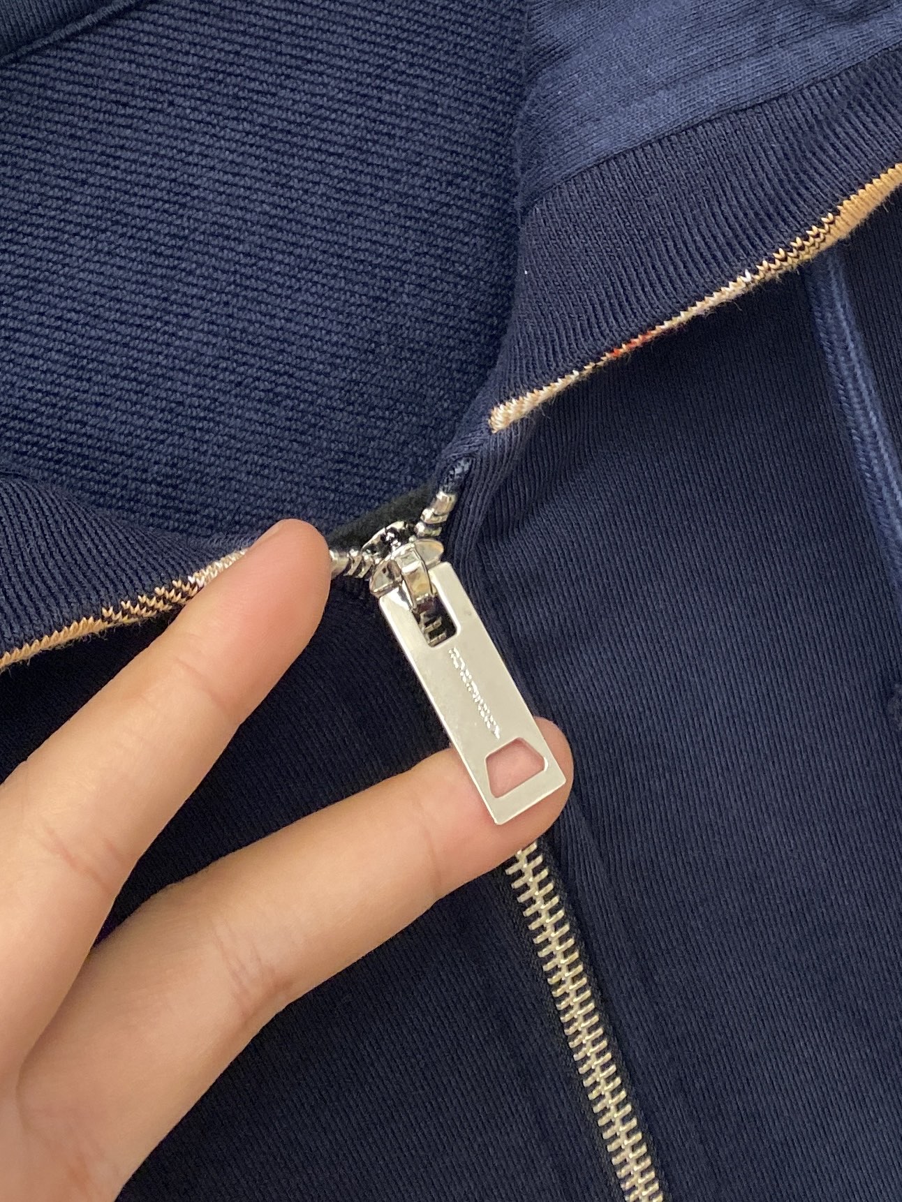 巴宝莉、2025新品卫衣外套，时尚帅气，胸前精致刺绣图案logo，简约百搭款，定制原版面料，不仅挺括，保