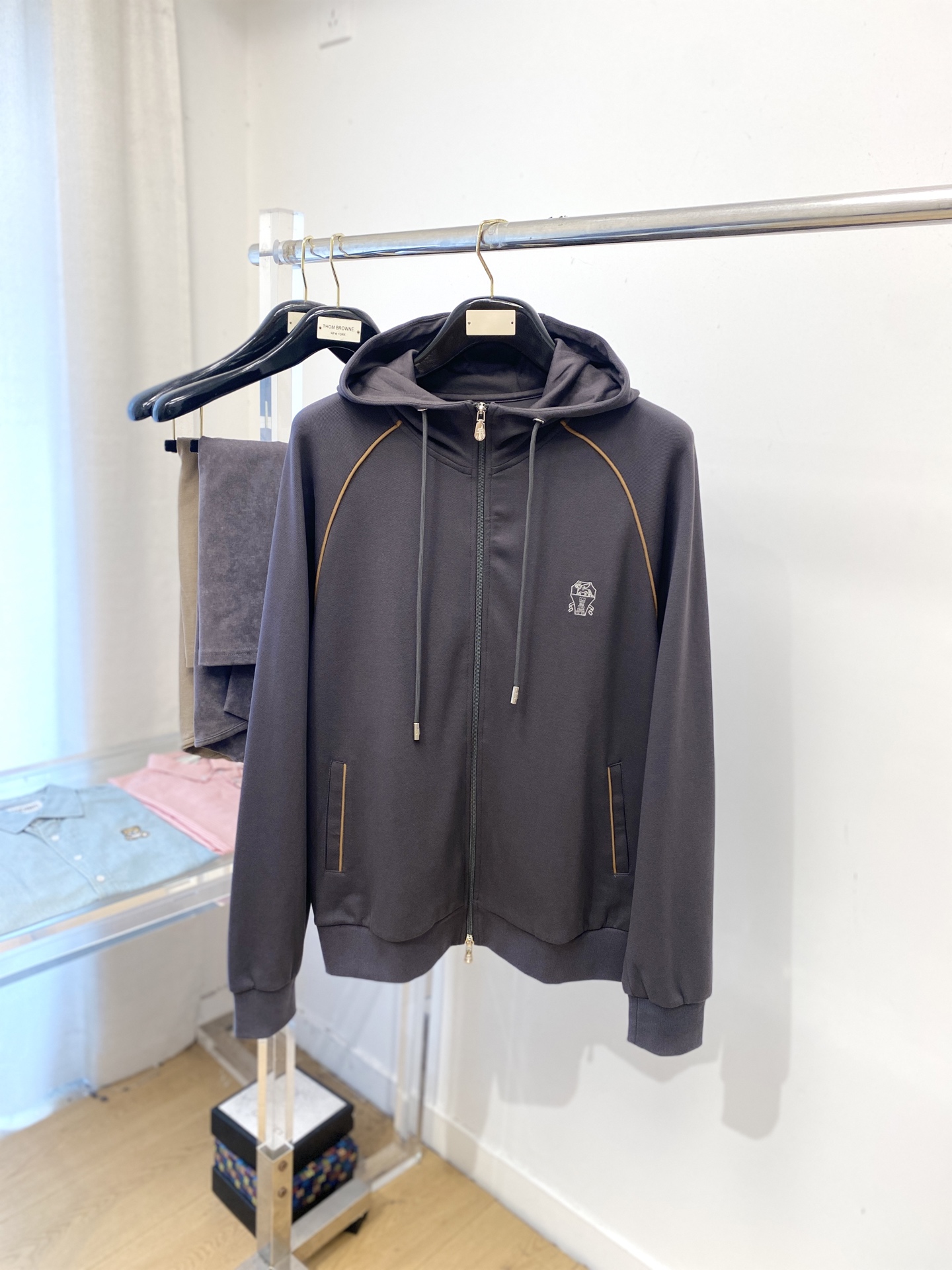 NO:567639,Brunello Cucinelli, 2025 new sweatshirt jacket, fashionable and handsome, exquisite embroidery pattern logo on the chest, simple and versatile, customized original fabric, not only stiff and keeping the trendy silhouette, but also comfortable to wear, the yarn is more delicate, size M-3XL,, brunello cucinelli, hoodie, sweatshirts, jackets & coats, alexander wang19860909Brunello Cucinelli、2025新品卫衣外套,时尚帅气,胸前精致刺绣图案logo,简约百搭款,定制原版面料,不仅挺括,保持潮流的廓形,又穿着舒适,纱织更细腻,码数M-3XL,,brunello cucinelli,hoodie,sweatshirts,jackets & coats,alexander wang,Men's clothing