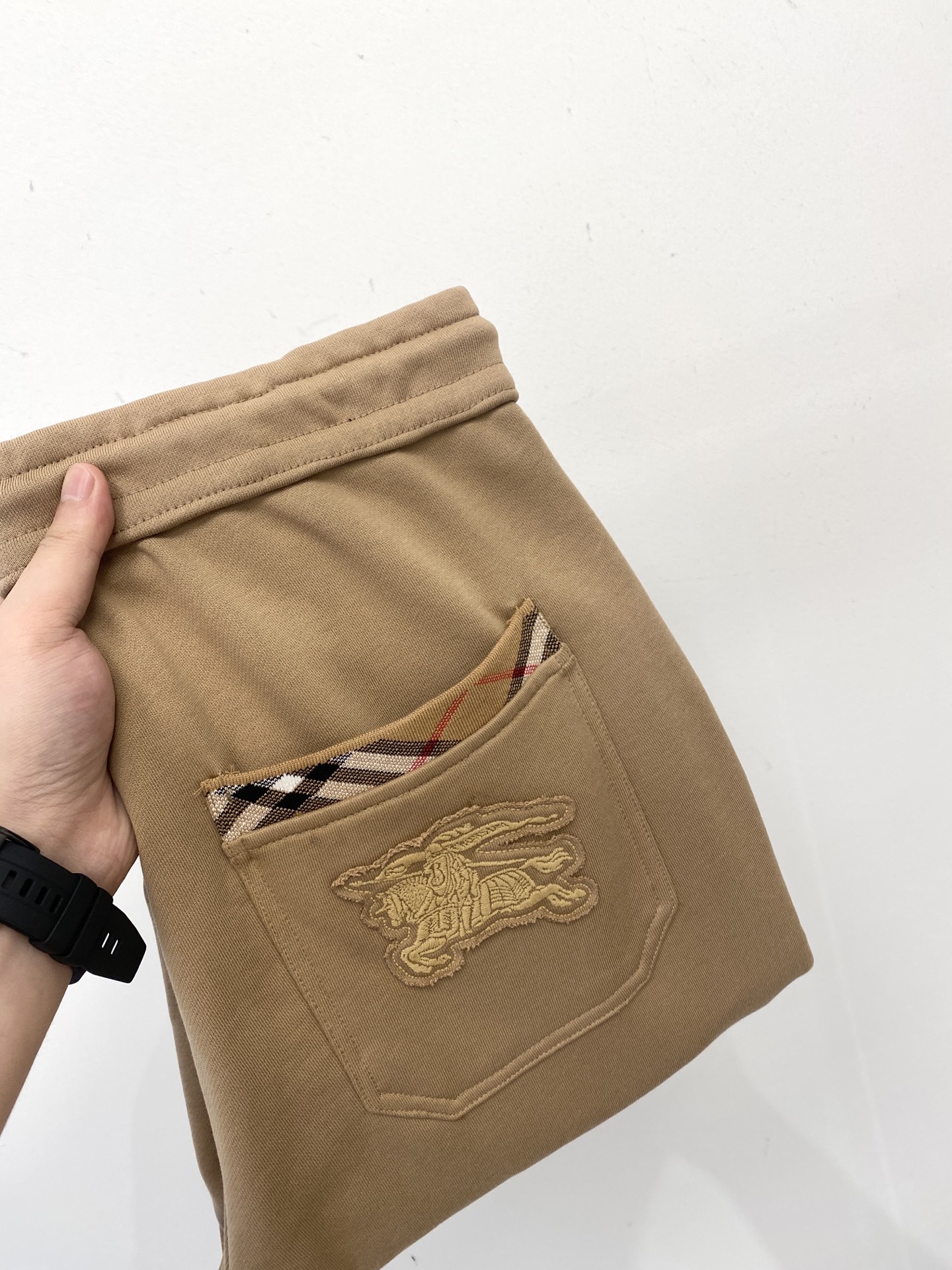 NO:567631,Burberry, 2025 popular casual pants, high elasticity, slimming, simple and versatile, popular style, fine workmanship, every stitch can be seen attentive, favorite of many celebrities and Internet celebrities, elongating body proportions!  Slightly elastic ^_^Comfortable fabric Details Body size M-3XL,,burberry,alexander wang19860909巴宝莉、2025爆款休闲裤 高弹显瘦必爆简约百搭爆款,做工精细,每一针都看得到用心,超多明星网红最爱 拉长身材比例哦！微弹 ^_^舒适面料 细节体码数M-3XL,,burberry,alexander wang,Men's clothing