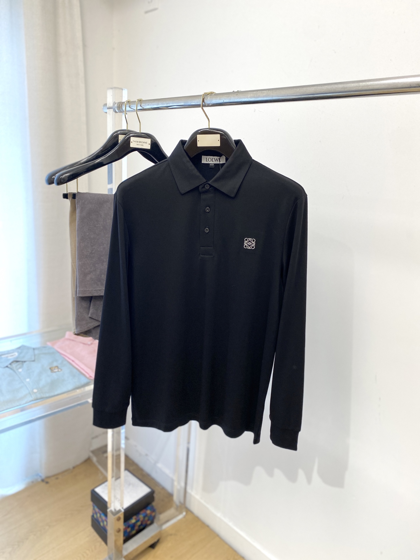 NO:567444,Loewe, 2025 new long-sleeved sweatshirt, handsome and fashionable, with exquisite embroidered logo on the chest, simple and versatile. The fabric cotton is not only crisp and maintains the trendy silhouette, but also comfortable to wear, and the yarn is more delicate. Size M-3XL,,loewe,hoodie,sweatshirts,alexander wang19860909罗意威、2025新品长袖卫衣,帅气时尚,胸前精致刺绣图案logo,简约百搭款.面料棉 不仅挺括,保持潮流的廓形,又穿着舒适,纱织更细腻,码数M-3XL,,loewe,hoodie,sweatshirts,alexander wang,Men's clothing