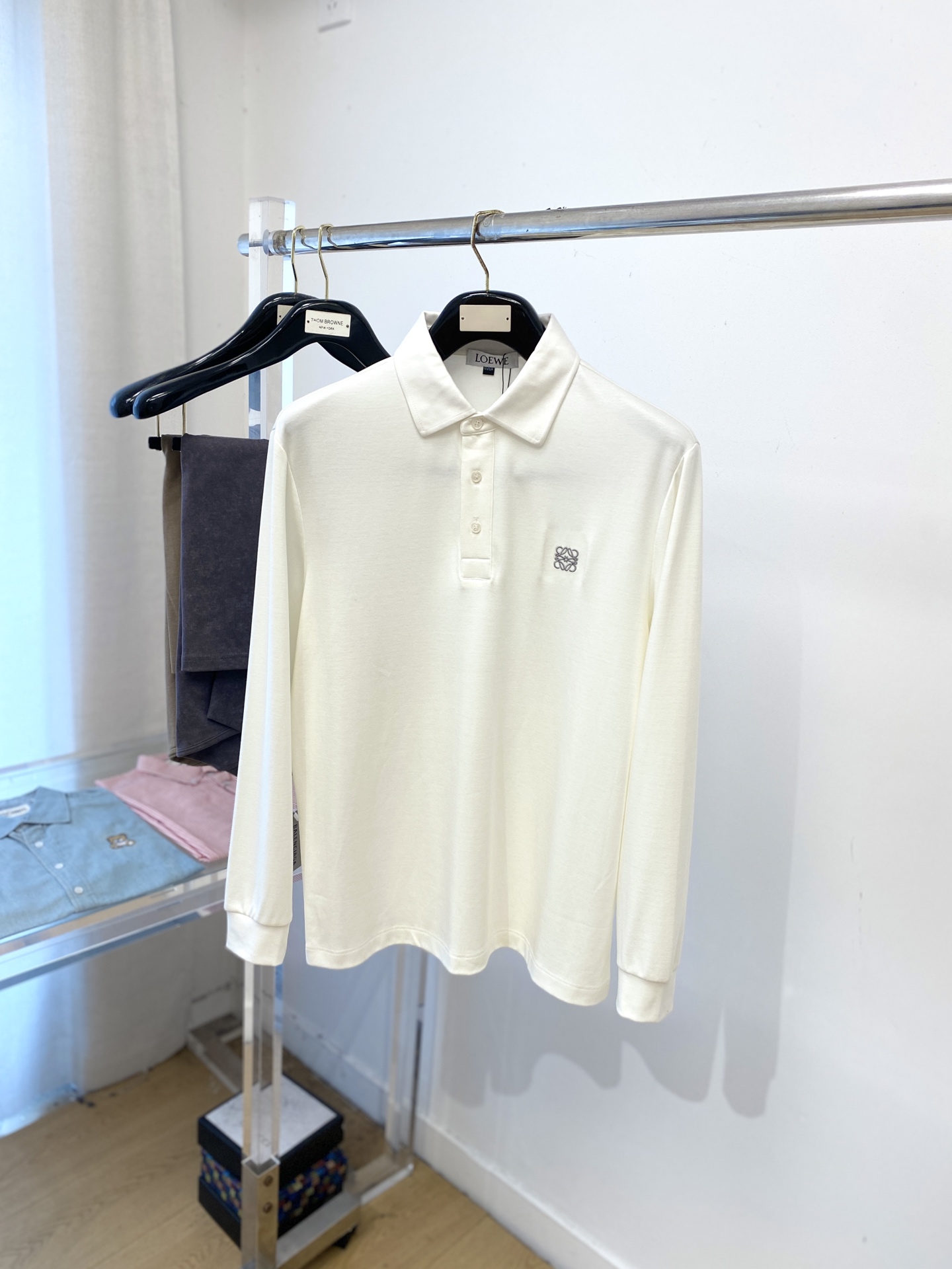 NO:567398,Loewe, 2025 new long-sleeved sweatshirt, handsome and fashionable, with exquisite embroidered logo on the chest, simple and versatile. The fabric cotton is not only crisp and maintains the trendy silhouette, but also comfortable to wear, and the yarn is more delicate. Size M-4XL,,loewe,hoodie,sweatshirts,alexander wang19860909罗意威、2025新品长袖卫衣,帅气时尚,胸前精致刺绣图案logo,简约百搭款.面料棉 不仅挺括,保持潮流的廓形,又穿着舒适,纱织更细腻,码数M-4XL,,loewe,hoodie,sweatshirts,alexander wang,Men's clothing