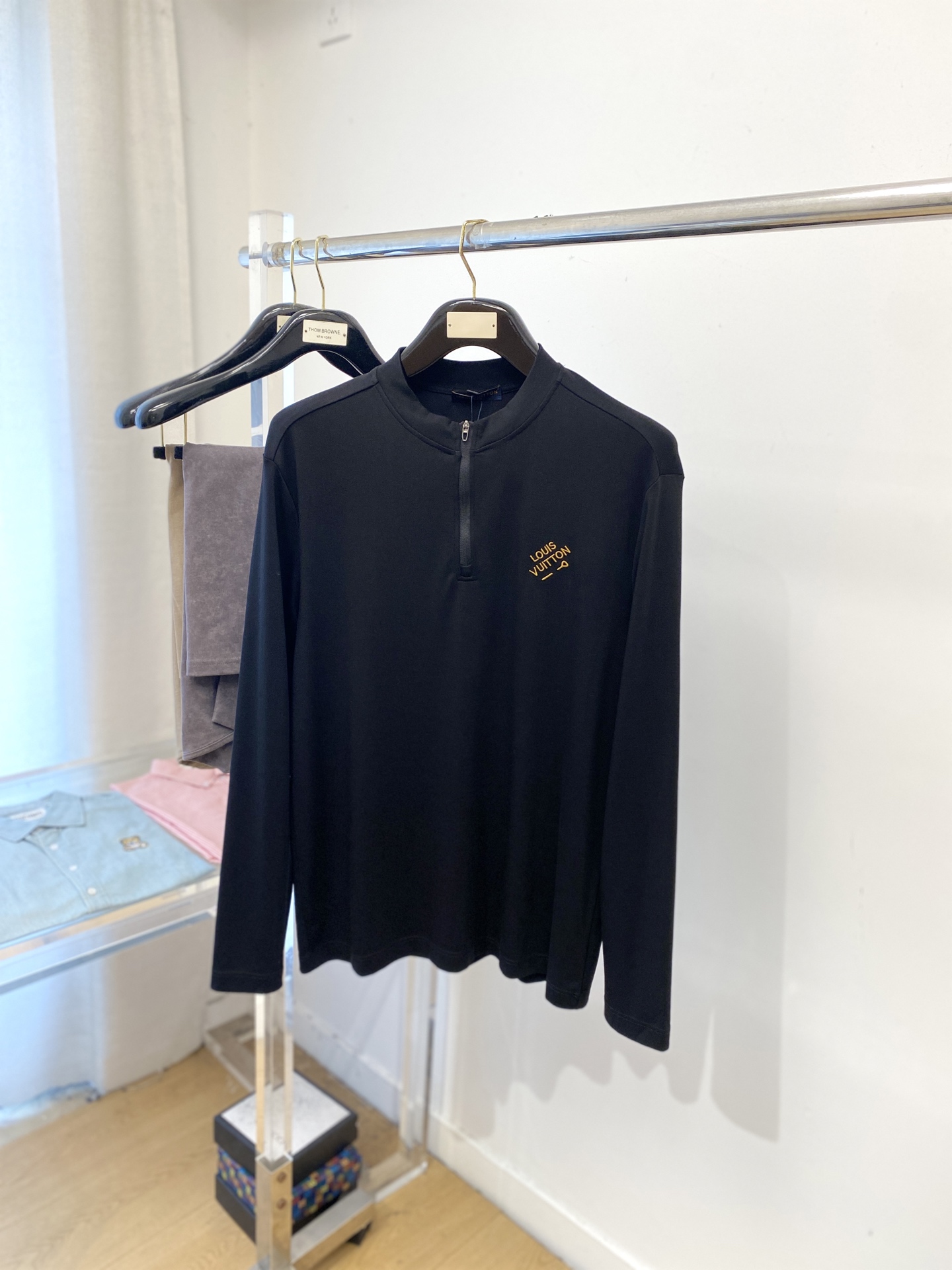 NO:567359,Louis Vuitton, 2025 new long sleeves, handsome and fashionable, exquisite embroidered letter logo on the chest, simple and versatile. The fabric cotton is not only crisp and maintains the trendy silhouette, but also comfortable to wear, and the yarn is more delicate. The size is M-4XL,, louis vuitton, alexander wang19860909路易威登、2025新品长袖,帅气时尚,胸前精致刺绣字母logo,简约百搭款.面料棉 不仅挺括,保持潮流的廓形,又穿着舒适,纱织更细腻,码数M-4XL,,louis vuitton,alexander wang,Men's clothing