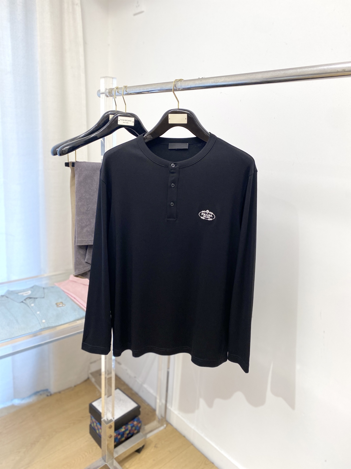 NO:567364,Prada, 2025 new long sleeves, handsome and fashionable, exquisite embroidered letter logo on the chest, simple and versatile. The fabric cotton is not only crisp and maintains the trendy silhouette, but also comfortable to wear, and the yarn is more delicate. Size M-4XL,, prada, alexander wang19860909普拉达、2025新品长袖,帅气时尚,胸前精致刺绣字母logo,简约百搭款.面料棉 不仅挺括,保持潮流的廓形,又穿着舒适,纱织更细腻,码数M-4XL,,prada,alexander wang,Men's clothing