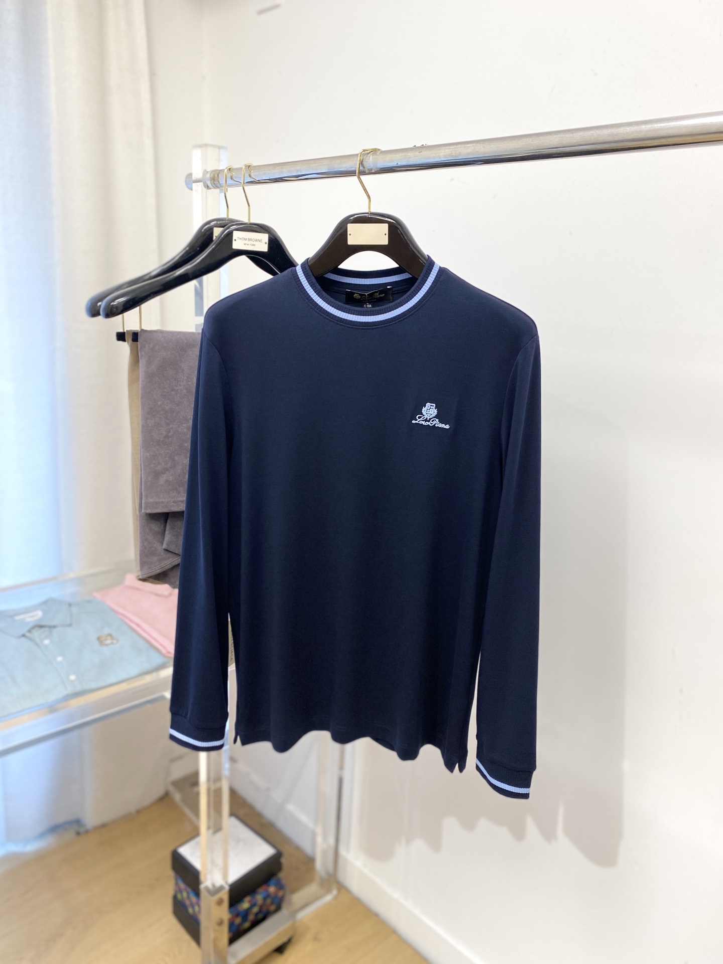 NO:567376,LP, 2025 new long sleeves, handsome and fashionable, exquisite embroidery pattern letter logo on the chest, simple and versatile. The fabric cotton is not only crisp and maintains the trendy silhouette, but also comfortable to wear, the yarn is more delicate, the size is M-4XL,, loro piana, alexander wang19860909LP、2025新品长袖,帅气时尚,胸前精致刺绣图案字母logo,简约百搭款.面料棉 不仅挺括,保持潮流的廓形,又穿着舒适,纱织更细腻,码数M-4XL,,loro piana,alexander wang,Men's clothing