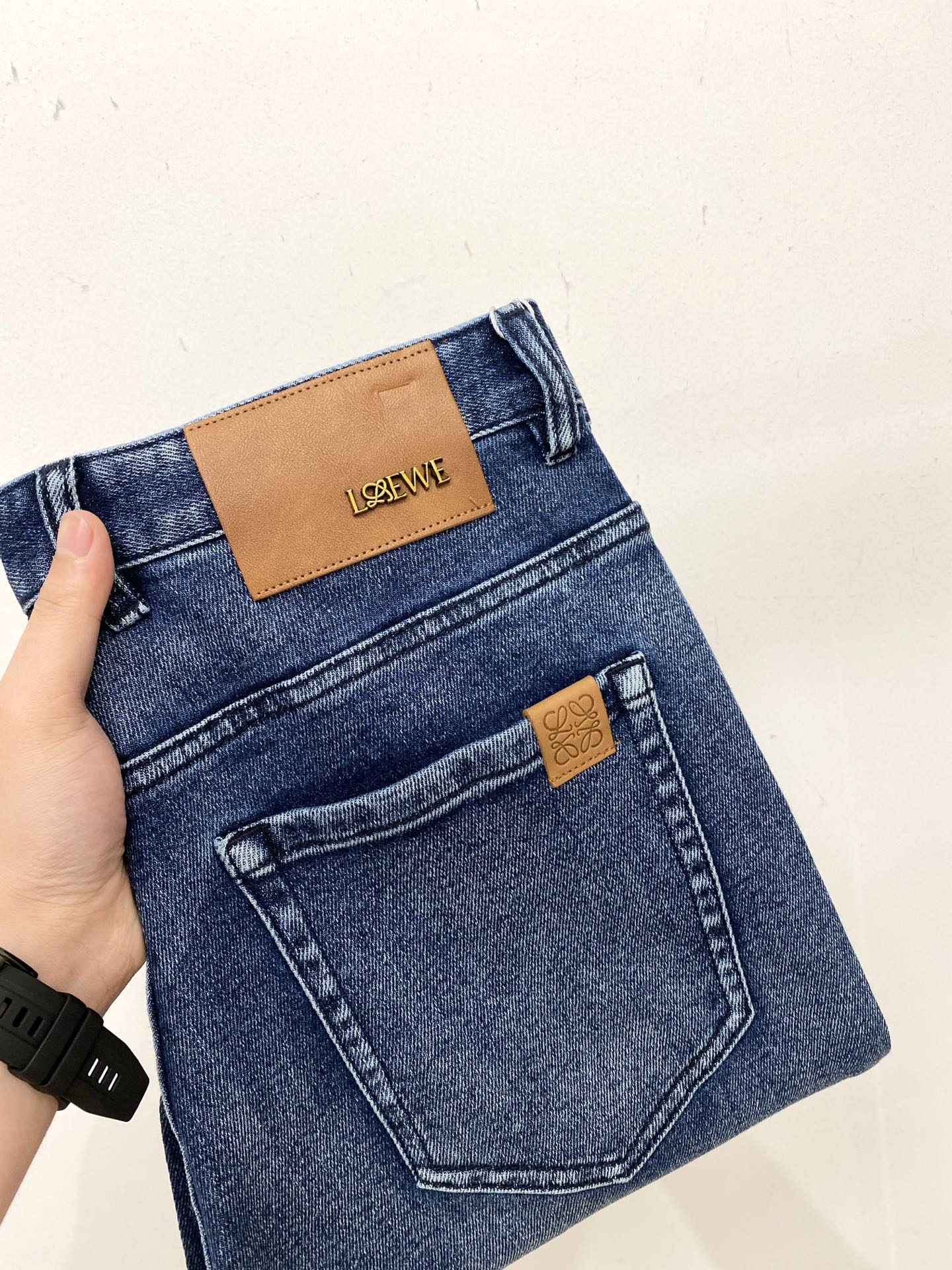 NO:567413,Loewe, 2025 latest products, available at counters at the same time, original goods, washed casual jeans, imported original washed stretch fabrics, comfortable and elastic, original hardware accessories decorated with logo, super correct version, extremely high grade, counter quality, fashionable and stylish upper body, code number 29-38,, loewe, jeans, alexander wang19860909罗意威、 2025最新品,专柜同步有售,原单狠货,水洗休闲牛仔裤,进口原版水洗弹力面料,舒适有弹性,原版五金辅料装饰logo,版型超正,档次极高,专柜品质,上身时尚有型,码数29-38,,loewe,jeans,alexander wang,Men's clothing