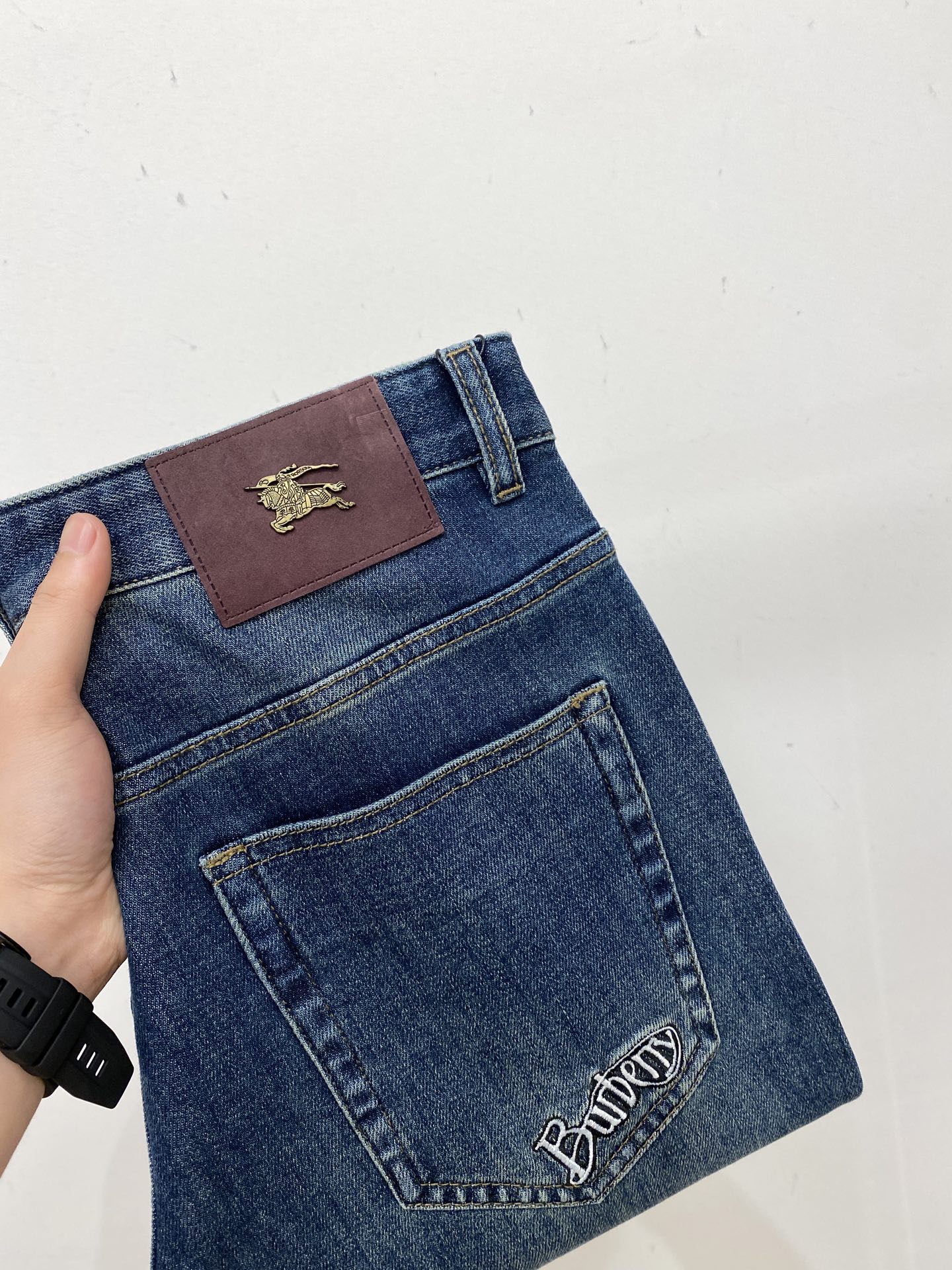 NO:567408,Burberry, 2025 latest products, available at counters simultaneously, original goods, washed casual jeans, imported original washed stretch fabrics, comfortable and elastic, original hardware accessories decorated with logo, super correct version, extremely high grade, counter quality, fashionable and stylish upper body, code number 29-38,, burberry, jeans, alexander wang19860909巴宝莉、 2025最新品,专柜同步有售,原单狠货,水洗休闲牛仔裤,进口原版水洗弹力面料,舒适有弹性,原版五金辅料装饰logo,版型超正,档次极高,专柜品质,上身时尚有型,码数29-38,,burberry,jeans,alexander wang,Men's clothing