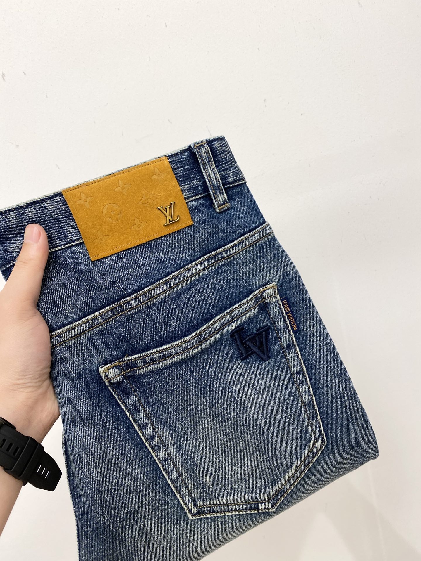 NO:567394,LV, 2025 latest products, available at counters simultaneously, original goods, washed casual jeans, imported original washed stretch fabrics, comfortable and elastic, original hardware accessories decorated with logo, super correct version, extremely high grade, counter quality, fashionable and stylish upper body, code number 29-38,, louis vuitton, jeans, alexander wang19860909LV、 2025最新品,专柜同步有售,原单狠货,水洗休闲牛仔裤,进口原版水洗弹力面料,舒适有弹性,原版五金辅料装饰logo,版型超正,档次极高,专柜品质,上身时尚有型,码数29-38,,louis vuitton,jeans,alexander wang,Men's clothing