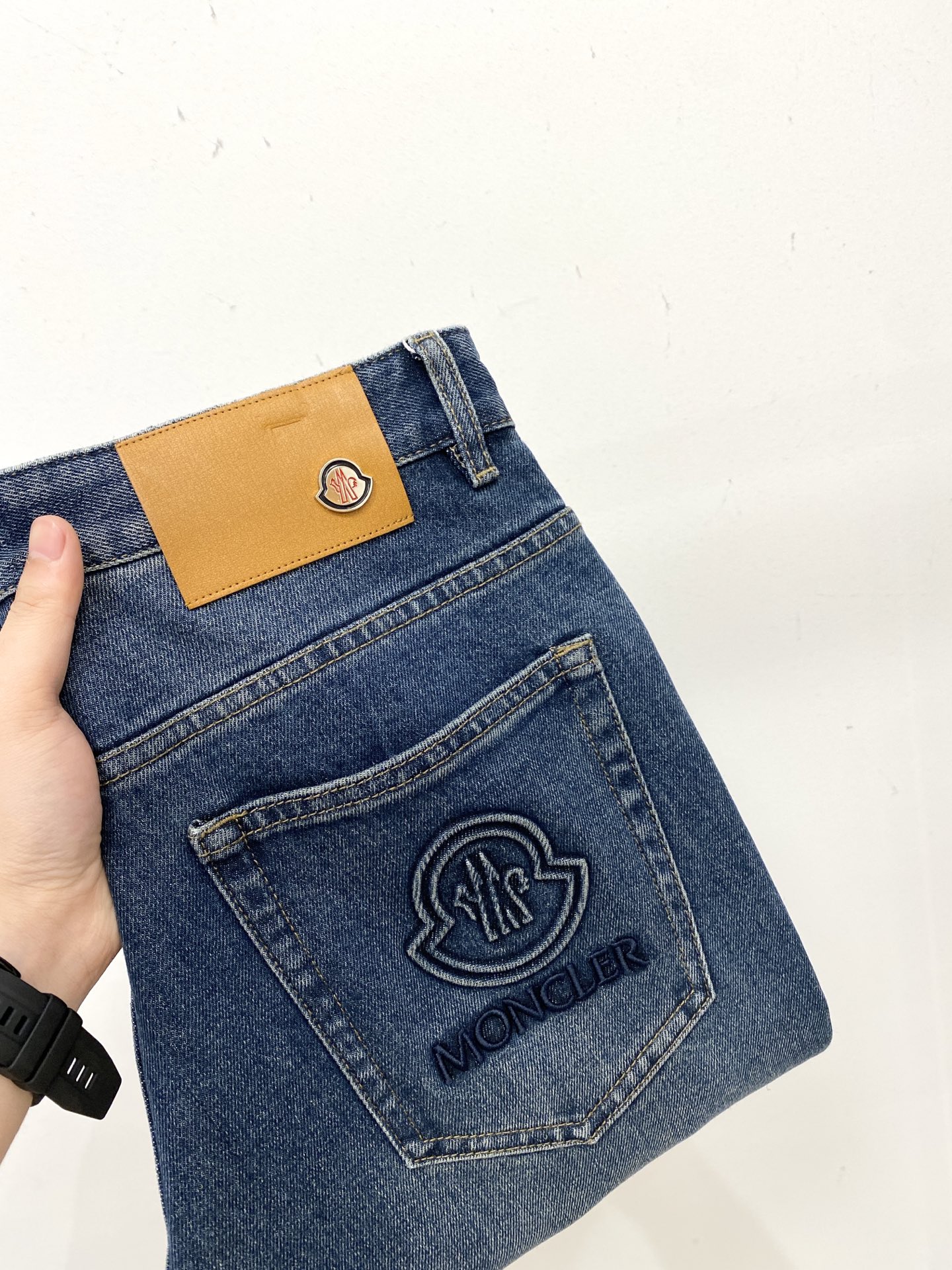 NO:567388,Meng Mouth, 2025 latest products, available at counters at the same time, original goods, washed casual jeans, imported original washed stretch fabrics, comfortable and elastic, original hardware accessories decorated with logo, super correct version, extremely high grade, counter quality, fashionable upper body, code number 29-38,,Moncler,jeans,alexander wang19860909蒙口、 2025最新品,专柜同步有售,原单狠货,水洗休闲牛仔裤,进口原版水洗弹力面料,舒适有弹性,原版五金辅料装饰logo,版型超正,档次极高,专柜品质,上身时尚有型,码数29-38,,Moncler,jeans,alexander wang,Men's clothing