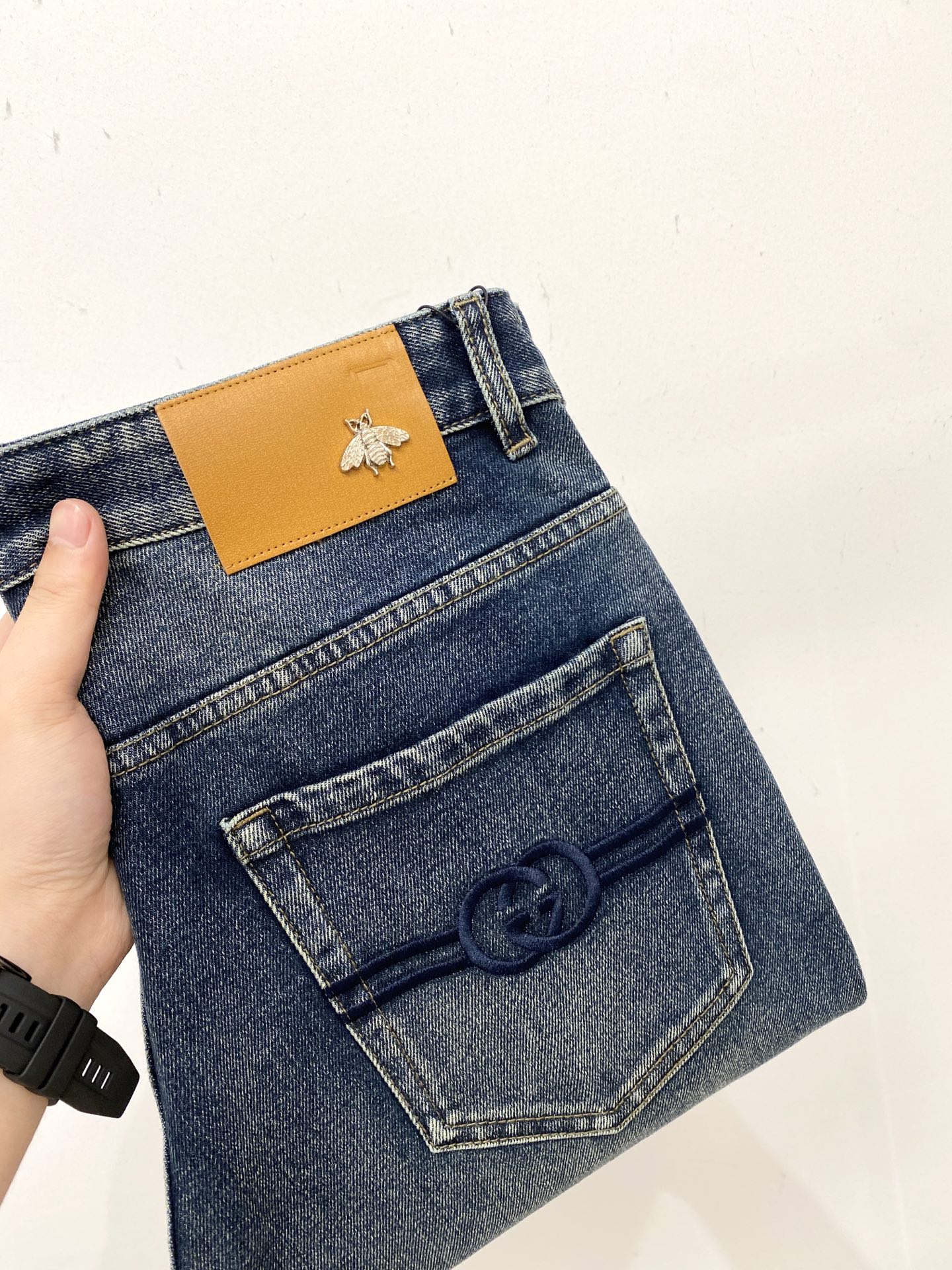 NO:567382,Gucci, 2025 latest products, available at counters simultaneously, original goods, washed casual jeans, imported original washed stretch fabric, comfortable and elastic, original hardware accessories decorated with logo, super correct version, extremely high grade, counter quality, fashionable and stylish upper body, size 29-38, jeans, alexander wang19860909古奇、 2025最新品,专柜同步有售,原单狠货,水洗休闲牛仔裤,进口原版水洗弹力面料,舒适有弹性,原版五金辅料装饰logo,版型超正,档次极高,专柜品质,上身时尚有型,码数29-38,,jeans,alexander wang,Men's clothing