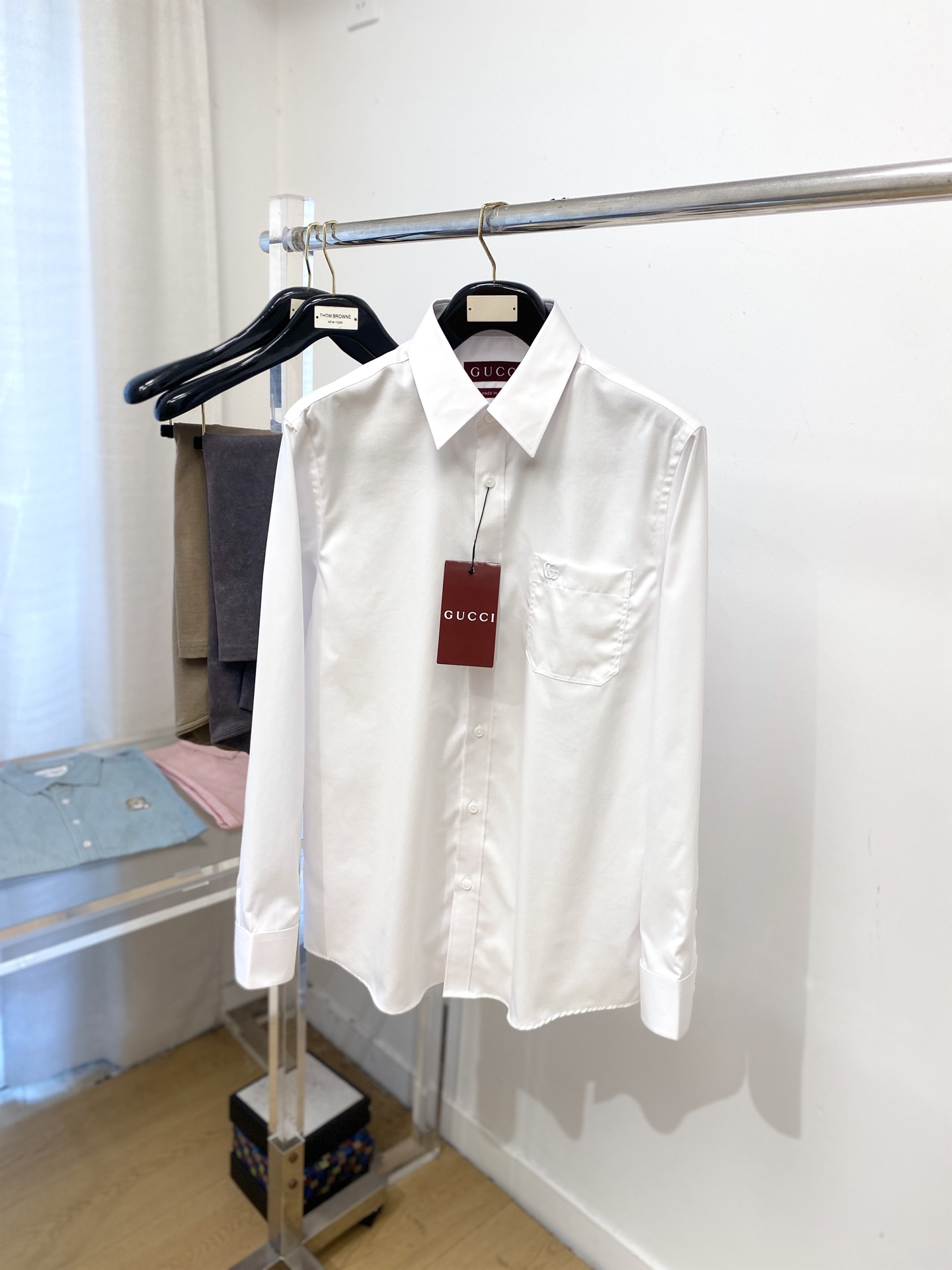 NO:567436,Gucci, 2025 new shirts, fashionable and handsome, simple and versatile, customized original fabric, not only crisp and trendy silhouette, but also comfortable to wear, more delicate yarn weaving, size S-2XL,, shirts, alexander wang19860909古奇、2025新品衬衫,时尚帅气,简约百搭款,定制原版面料,不仅挺括,保持潮流的廓形,又穿着舒适,纱织更细腻,码数S-2XL,,shirts,alexander wang,Men's clothing