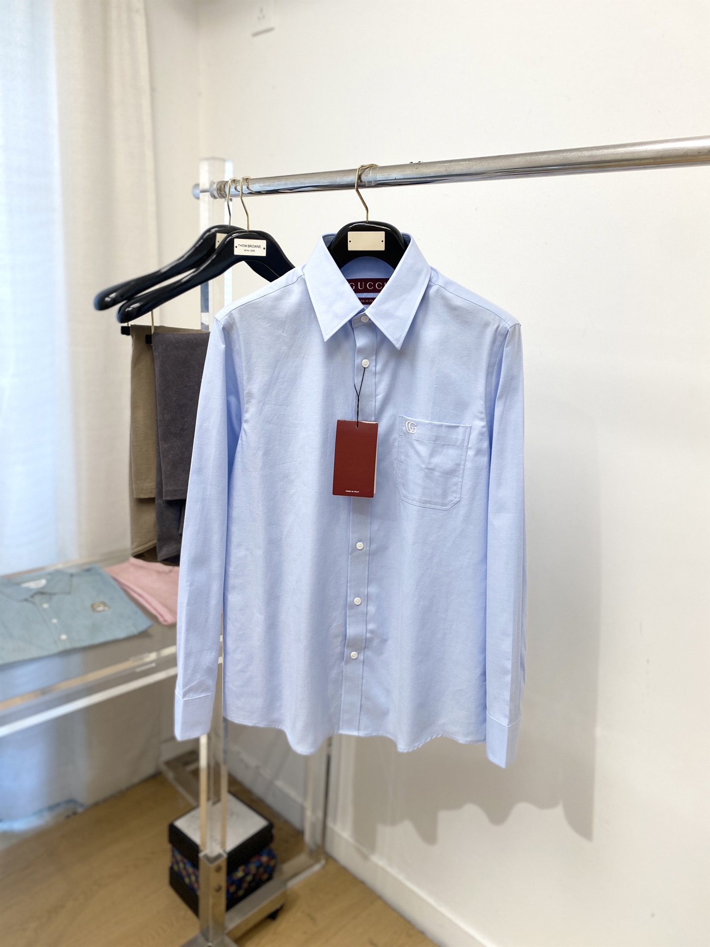 NO:567432,Gucci, 2025 new shirts, fashionable and handsome, simple and versatile, customized original fabric, not only crisp and trendy silhouette, but also comfortable to wear, more delicate yarn weaving, size S-2XL,, shirts, alexander wang19860909古奇、2025新品衬衫,时尚帅气,简约百搭款,定制原版面料,不仅挺括,保持潮流的廓形,又穿着舒适,纱织更细腻,码数S-2XL,,shirts,alexander wang,Men's clothing
