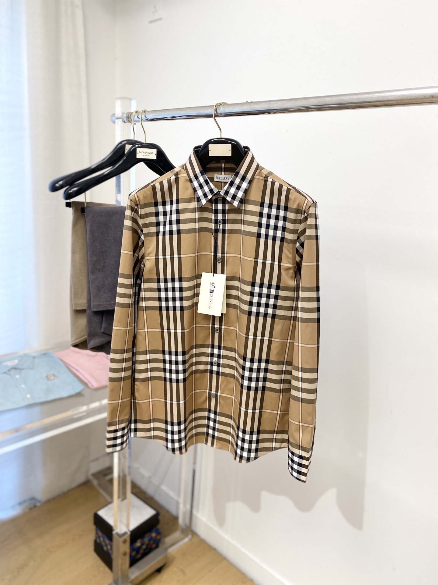 NO:567428,Burberry, 2025 new shirts, fashionable and handsome, simple and versatile, customized original fabrics, not only crisp and trendy, but also comfortable to wear, more delicate yarn weaving, size S-2XL,, burberry, shirts, alexander wang19860909巴宝莉、2025新品衬衫,时尚帅气,简约百搭款,定制原版面料,不仅挺括,保持潮流的廓形,又穿着舒适,纱织更细腻,码数S-2XL,,burberry,shirts,alexander wang,Men's clothing