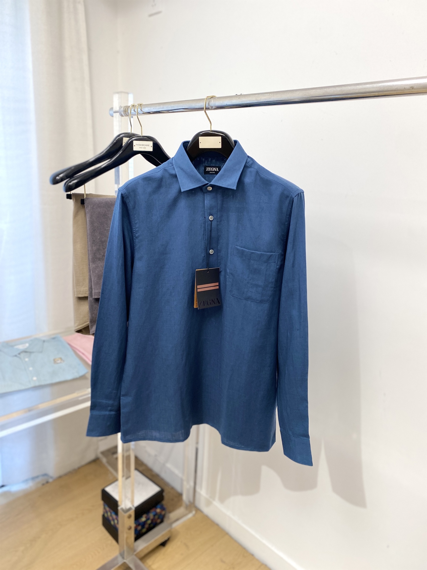 NO:567424,Gucci, 2025 new shirts, fashionable and handsome, simple and versatile, customized original fabric, not only crisp and trendy silhouette, but also comfortable to wear, more delicate yarn weaving, size S-2XL,, shirts, alexander wang19860909古奇、2025新品衬衫,时尚帅气,简约百搭款,定制原版面料,不仅挺括,保持潮流的廓形,又穿着舒适,纱织更细腻,码数S-2XL,,shirts,alexander wang,Men's clothing