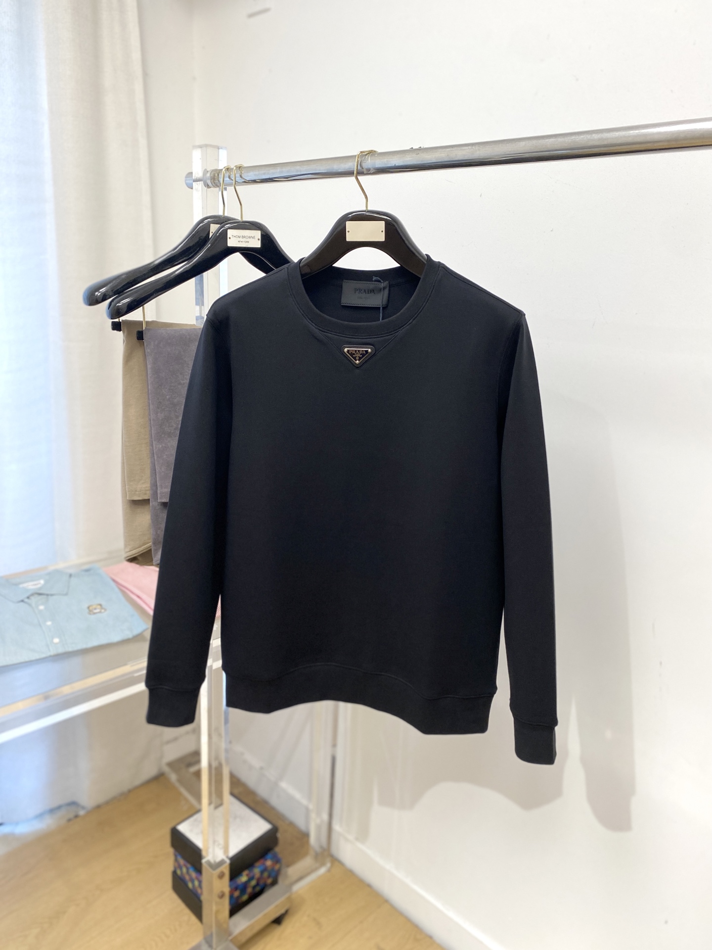 NO:567438,Prada, 2025 new sweatshirt, handsome and fashionable, chest hardware decorated with triangle logo, simple and versatile. The fabric cotton is not only crisp and maintains the trendy silhouette, but also comfortable to wear, and the yarn is more delicate. Size S-2XL,, prada, hoodie, sweatshirts, alexander wang19860909普拉达、2025新品卫衣,帅气时尚,胸口五金装饰三角标logo,简约百搭款.面料棉 不仅挺括,保持潮流的廓形,又穿着舒适,纱织更细腻,码数S-2XL,,prada,hoodie,sweatshirts,alexander wang,Men's clothing