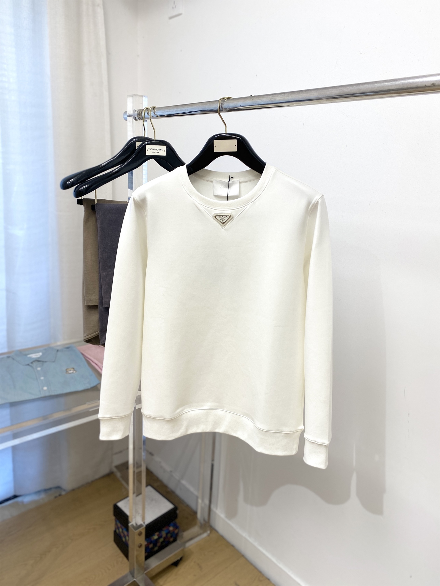 NO:567430,Prada, 2025 new sweatshirt, handsome and fashionable, chest hardware decorated with triangle logo, simple and versatile. The fabric cotton is not only crisp and maintains the trendy silhouette, but also comfortable to wear, and the yarn is more delicate. Size M-2XL,, prada, hoodie, sweatshirts, alexander wang19860909普拉达、2025新品卫衣,帅气时尚,胸口五金装饰三角标logo,简约百搭款.面料棉 不仅挺括,保持潮流的廓形,又穿着舒适,纱织更细腻,码数M-2XL,,prada,hoodie,sweatshirts,alexander wang,Men's clothing