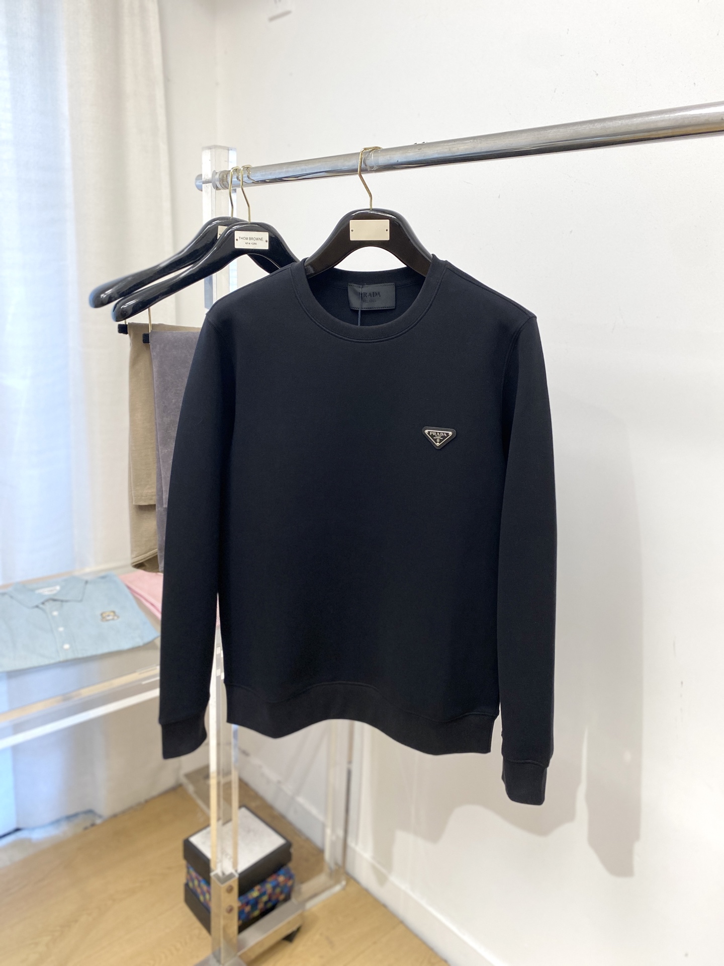 NO:567434,Prada, 2025 new sweatshirt, handsome and fashionable, hardware decorated with triangle logo on the chest, simple and versatile. The fabric cotton is not only crisp and maintains the trendy silhouette, but also comfortable to wear, and the yarn is more delicate. Size S-2XL,, prada, hoodie, sweatshirts, alexander wang19860909普拉达、2025新品卫衣,帅气时尚,胸前五金装饰三角标logo,简约百搭款.面料棉 不仅挺括,保持潮流的廓形,又穿着舒适,纱织更细腻,码数S-2XL,,prada,hoodie,sweatshirts,alexander wang,Men's clothing