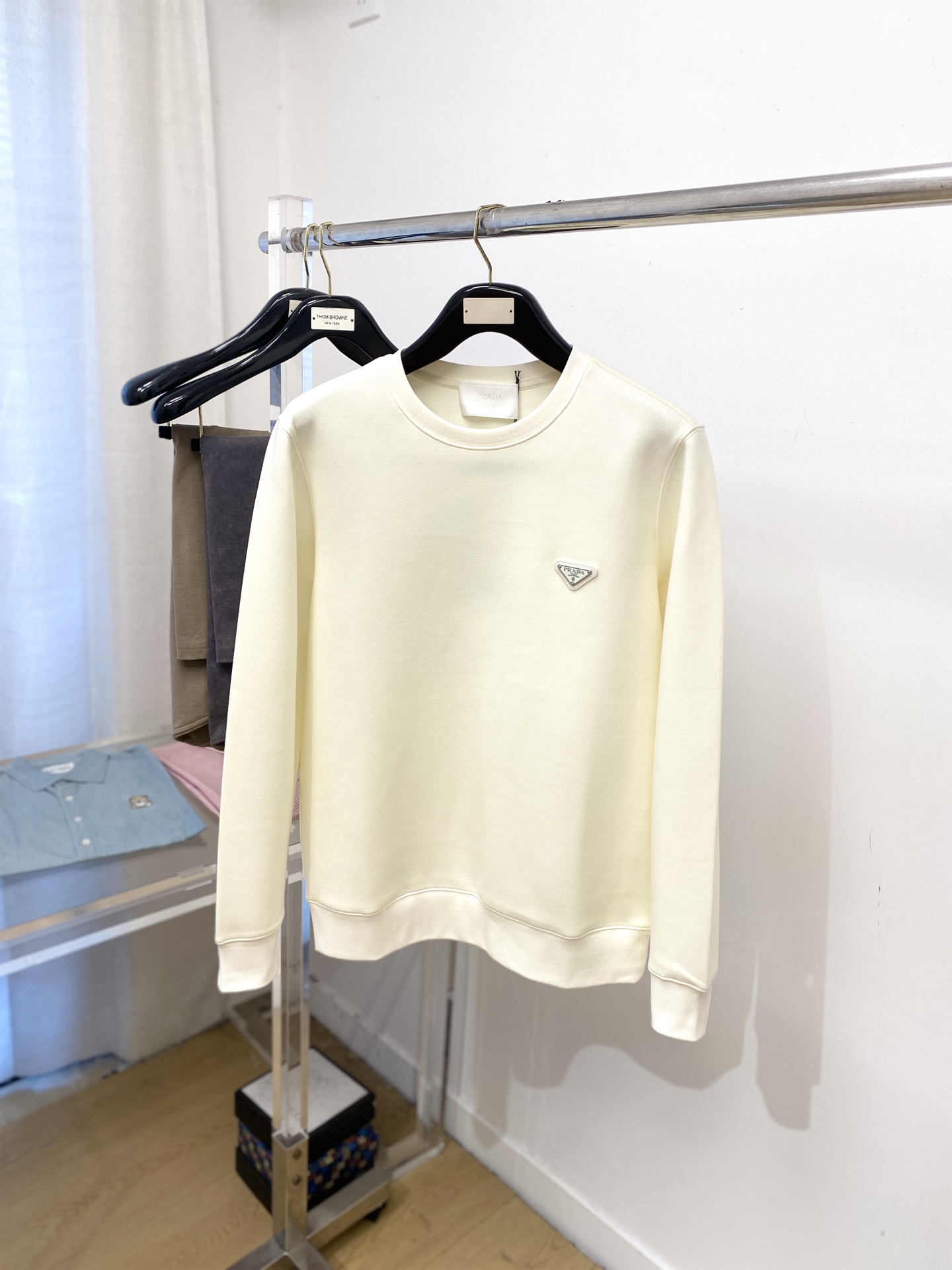 NO:567426,Prada, 2025 new sweatshirt, handsome and fashionable, hardware decorated with triangle logo on the chest, simple and versatile. The fabric cotton is not only crisp and maintains the trendy silhouette, but also comfortable to wear, and the yarn is more delicate. Size M-2XL,, prada, hoodie, sweatshirts, alexander wang19860909普拉达、2025新品卫衣,帅气时尚,胸前五金装饰三角标logo,简约百搭款.面料棉 不仅挺括,保持潮流的廓形,又穿着舒适,纱织更细腻,码数M-2XL,,prada,hoodie,sweatshirts,alexander wang,Men's clothing