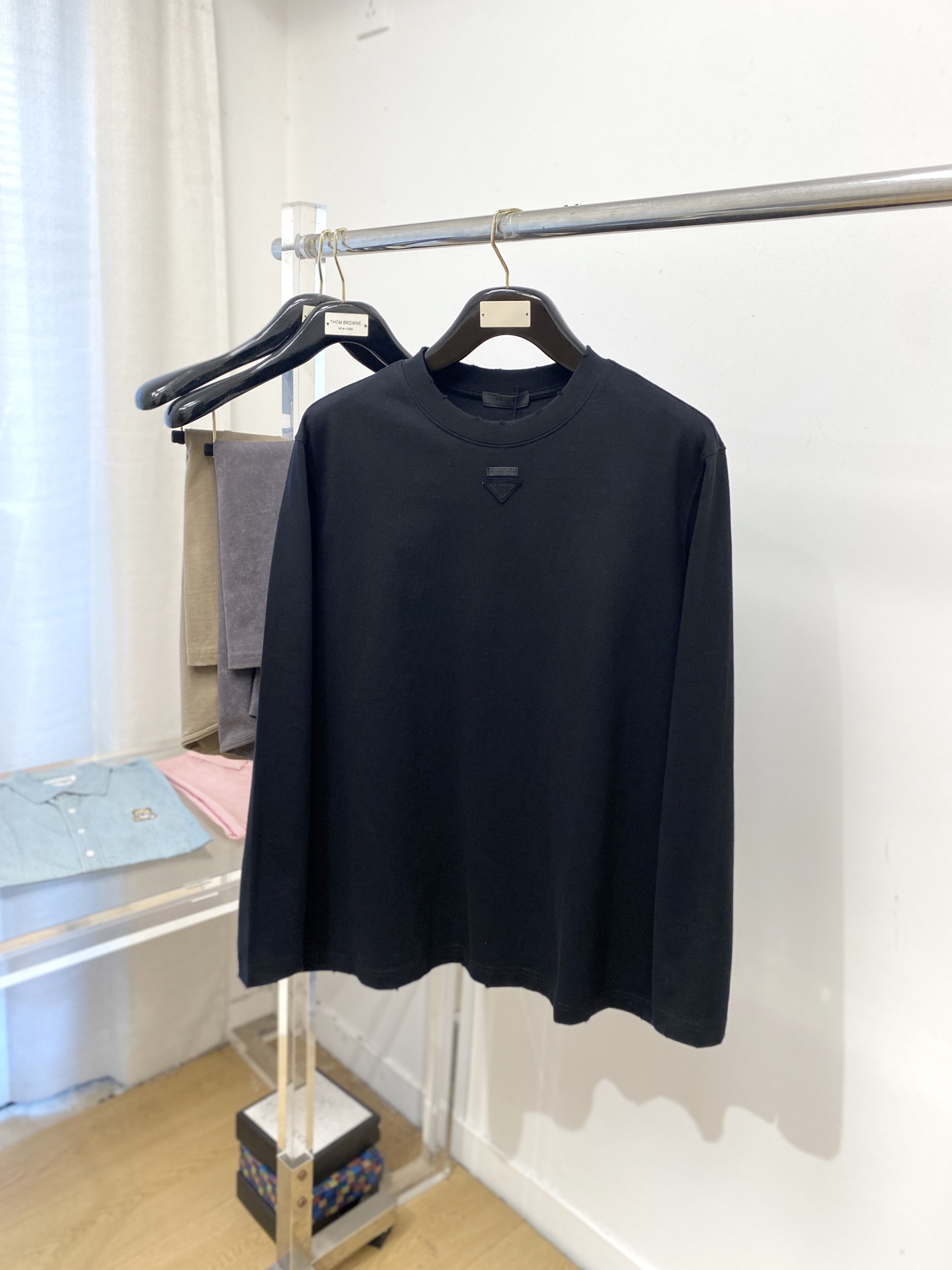 NO:567422,Prada, 2025 new long-sleeved, handsome and fashionable, logo embroidered on the chest, simple and versatile. The fabric is cotton. It is not only crisp and maintains the trendy silhouette, but also comfortable to wear. The yarn is more delicate. Size M-2XL,, prada, alexander wang19860909普拉达、2025新品长袖,帅气时尚,胸口刺绣图案logo,简约百搭款.面料棉 不仅挺括,保持潮流的廓形,又穿着舒适,纱织更细腻,码数M-2XL,,prada,alexander wang,Men's clothing