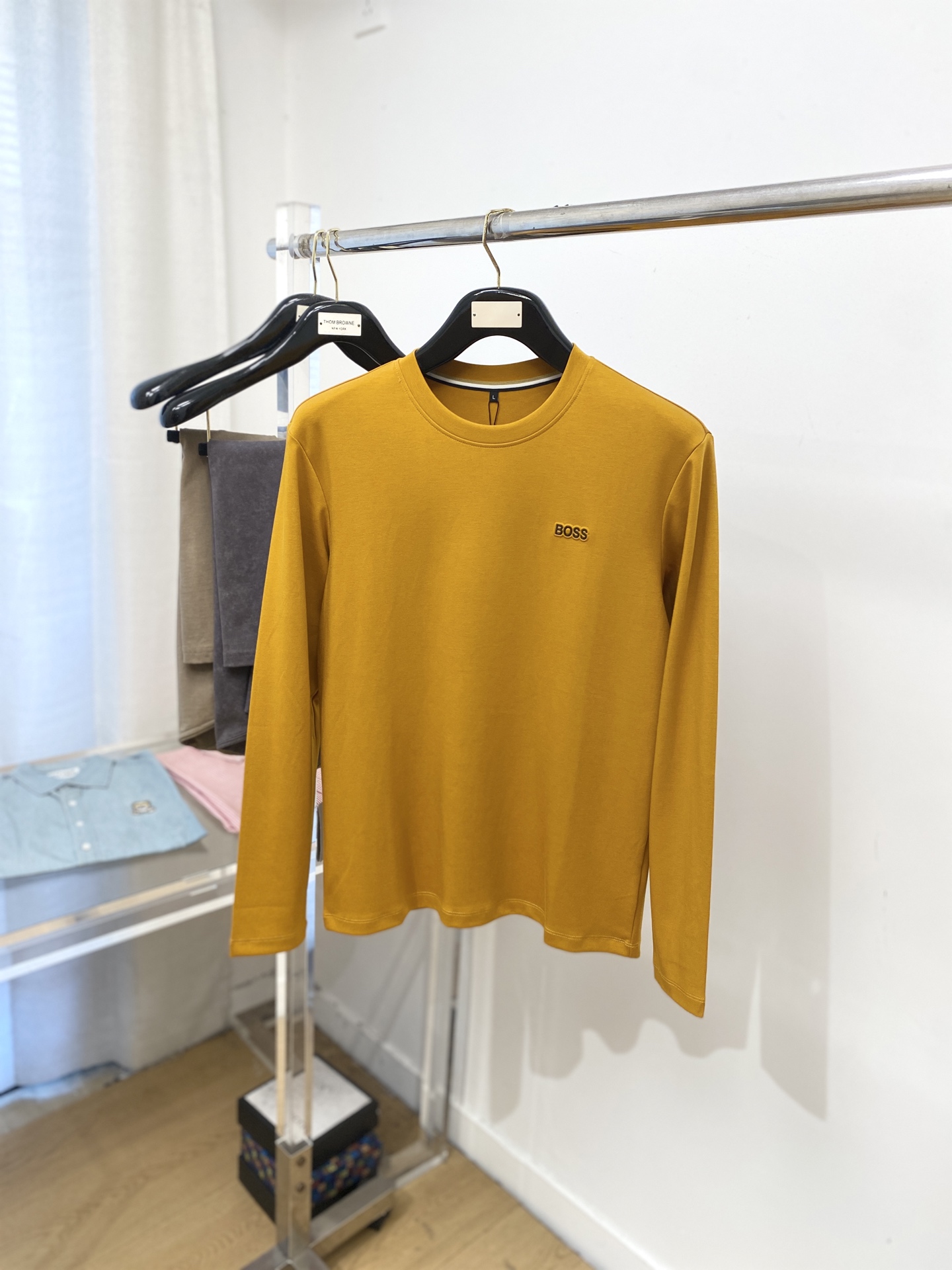 NO:567447,BOSS, 2025 new long-sleeved products, handsome and fashionable, embossed printed rubber letter logo on the chest, simple and versatile. The fabric is cotton, which is not only crisp and maintains the trendy silhouette, but also comfortable to wear, and the yarn is more delicate. Size M-3XL,, alexander wang19860909BOSS、2025新品长袖,帅气时尚,胸前凹凸印胶字母logo,简约百搭款.面料棉 不仅挺括,保持潮流的廓形,又穿着舒适,纱织更细腻,码数M-3XL,,alexander wang,Men's clothing