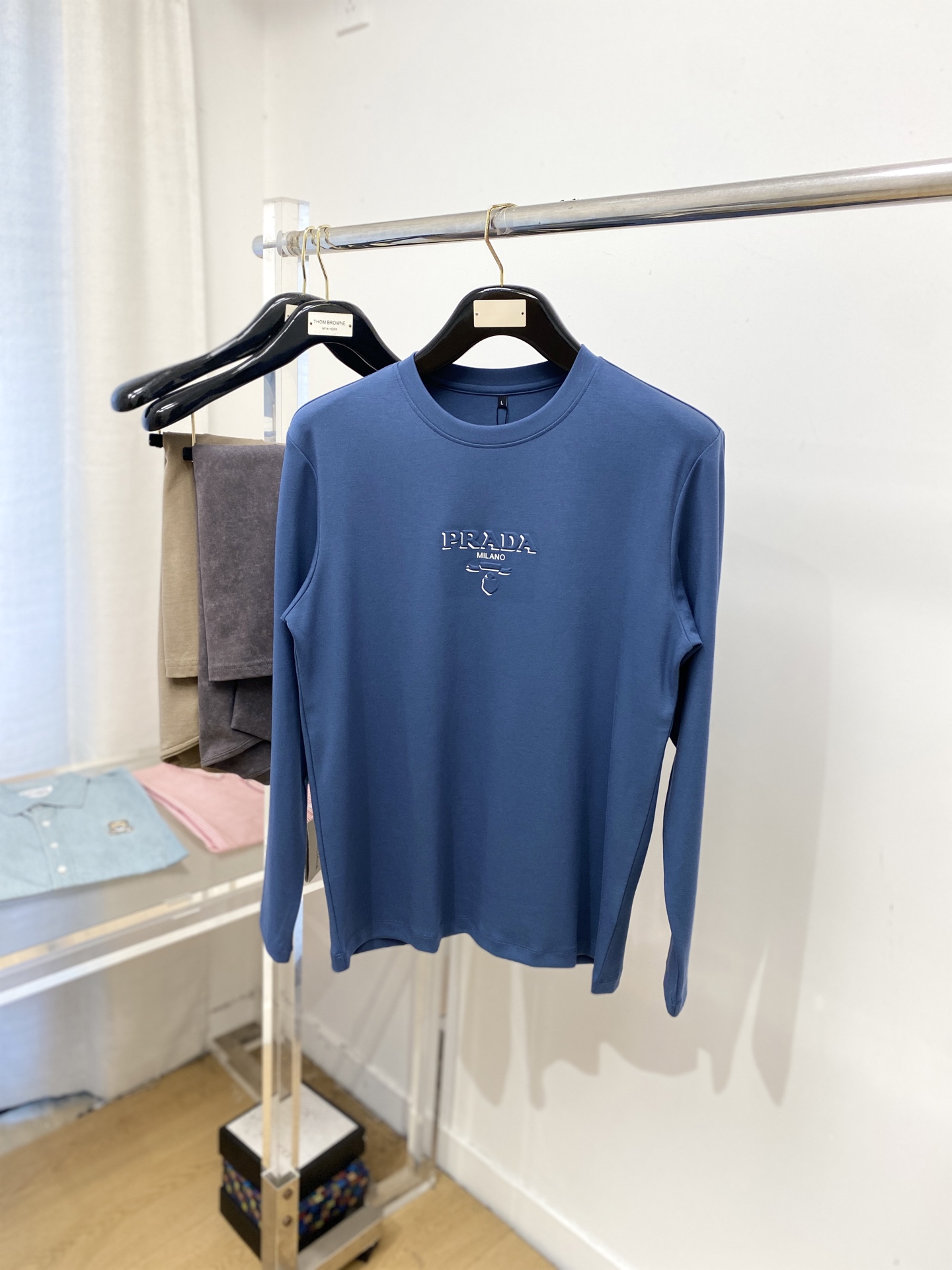 NO:567452,Prada, 2025 new long-sleeved product, handsome and fashionable, embossed printed rubber letter logo on the chest, simple and versatile. The fabric cotton is not only crisp and maintains the trendy silhouette, but also comfortable to wear, and the yarn is more delicate. Size M-3XL,, prada, alexander wang19860909普拉达、2025新品长袖,帅气时尚,胸口凹凸印胶字母logo,简约百搭款.面料棉 不仅挺括,保持潮流的廓形,又穿着舒适,纱织更细腻,码数M-3XL,,prada,alexander wang,Men's clothing