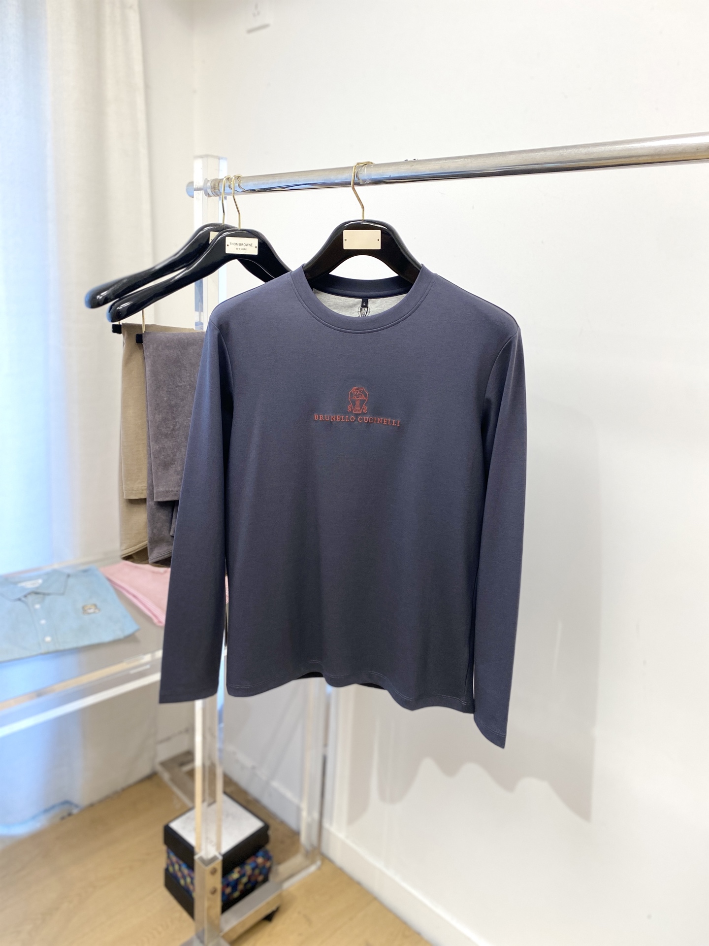 NO:567457,Brunello Cucinelli, 2025 new long sleeves, handsome and fashionable, exquisite embroidery pattern letter logo on the chest, simple and versatile. The fabric cotton is not only crisp and maintains the trendy silhouette, but also comfortable to wear, the yarn is more delicate, the size is M-3XL,, brunello cucinelli, alexander wang19860909Brunello Cucinelli、2025新品长袖,帅气时尚,胸口精致刺绣图案字母logo,简约百搭款.面料棉 不仅挺括,保持潮流的廓形,又穿着舒适,纱织更细腻,码数M-3XL,,brunello cucinelli,alexander wang,Men's clothing