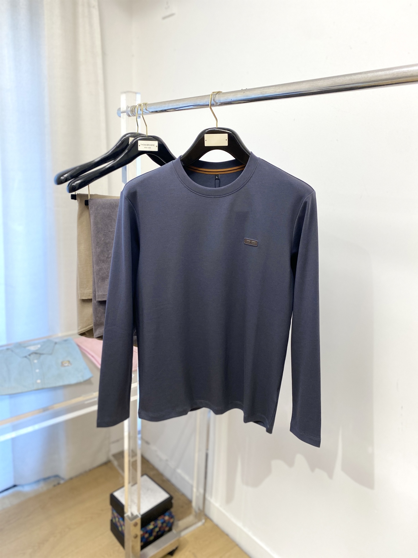 NO:567462,Zegna, 2025 new long-sleeved product, handsome and fashionable, embossed rubber letter logo on the chest, simple and versatile. The fabric cotton is not only crisp and maintains the trendy silhouette, but also comfortable to wear, and the yarn is more delicate. Size M-3XL,,zegna,alexander wang19860909杰尼亚、2025新品长袖,帅气时尚,胸前凹凸印胶字母logo,简约百搭款.面料棉 不仅挺括,保持潮流的廓形,又穿着舒适,纱织更细腻,码数M-3XL,,zegna,alexander wang,Men's clothing