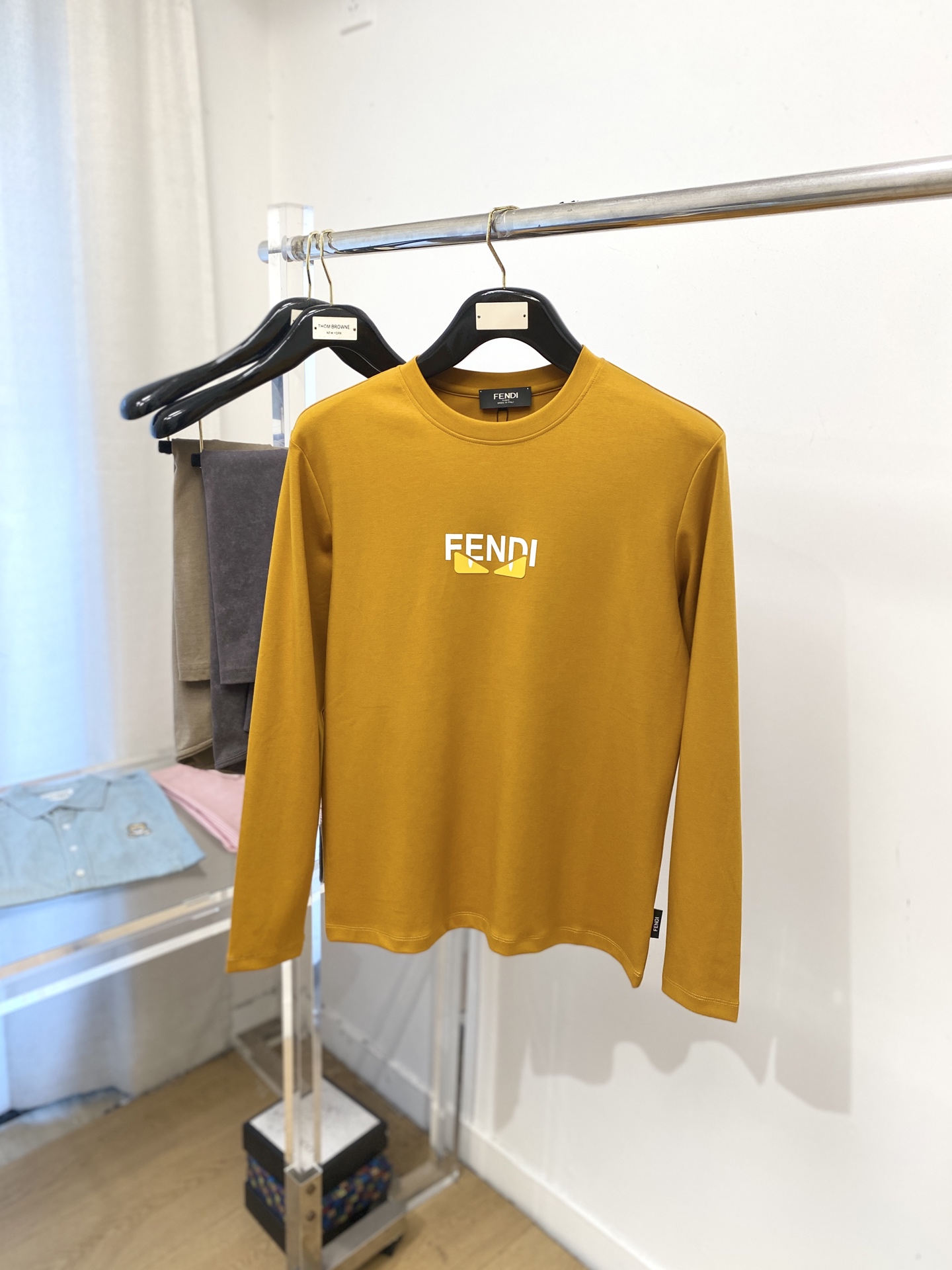 NO:567468,Fendi, 2025 new long-sleeved, handsome and fashionable, top-notch printed letter pattern logo on the chest, simple and versatile. The fabric cotton is not only crisp and maintains the trendy silhouette, but also comfortable to wear, and the yarn is more delicate. Size M-3XL,,fendi,alexander wang19860909芬迪、2025新品长袖,帅气时尚,胸口顶级印胶字母图案logo,简约百搭款.面料棉 不仅挺括,保持潮流的廓形,又穿着舒适,纱织更细腻,码数M-3XL,,fendi,alexander wang,Men's clothing