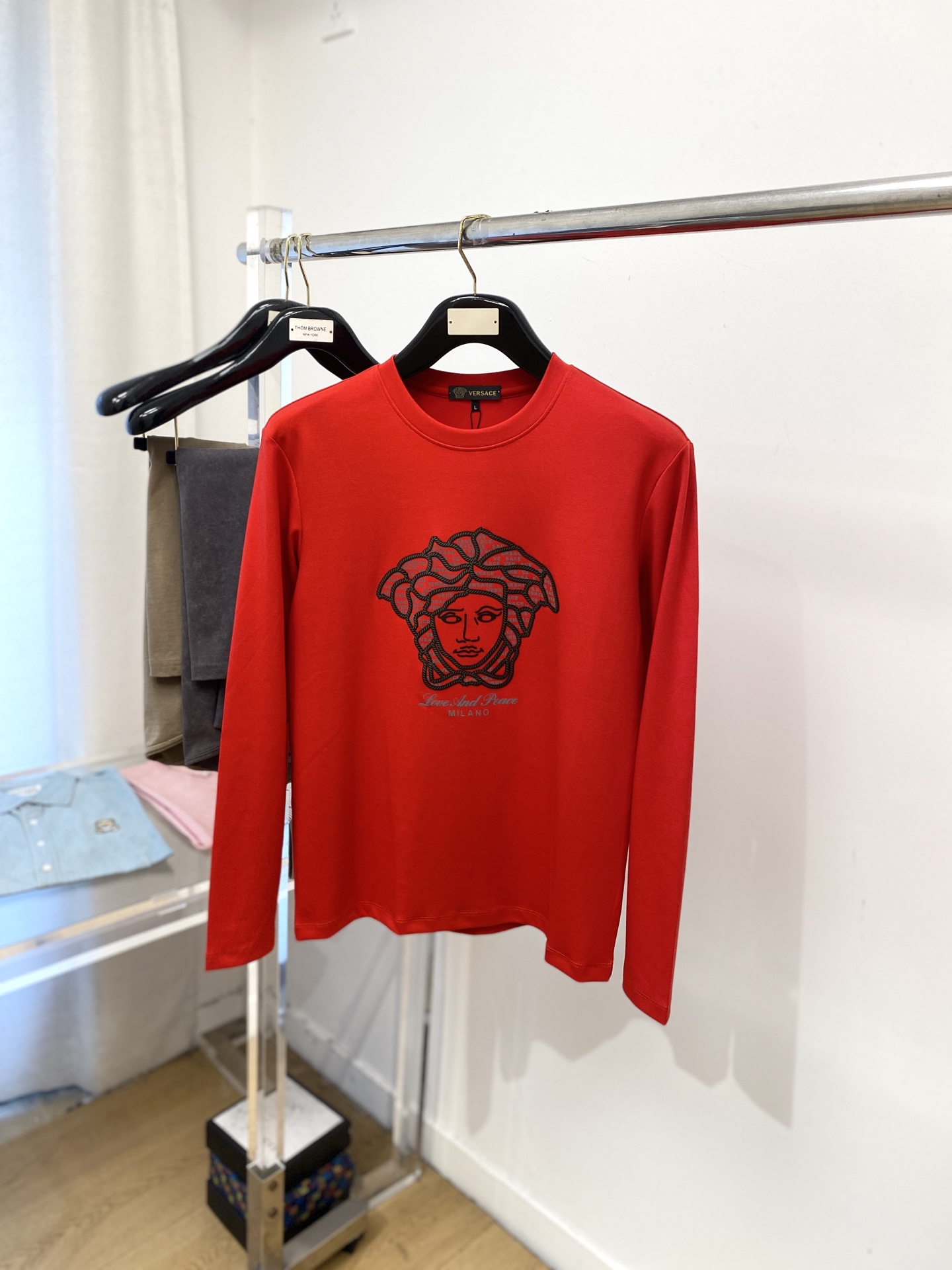 NO:567474,Versace, 2025 new long-sleeved, handsome and fashionable, top-notch printed letter logo on the chest, simple and versatile. The fabric cotton is not only crisp and maintains the trendy silhouette, but also comfortable to wear, and the yarn is more delicate. Size M-3XL, versace, alexander wang19860909范思哲、2025新品长袖,帅气时尚,胸口顶级印胶字母图案logo,简约百搭款.面料棉 不仅挺括,保持潮流的廓形,又穿着舒适,纱织更细腻,码数M-3XL,,versace,alexander wang,Men's clothing