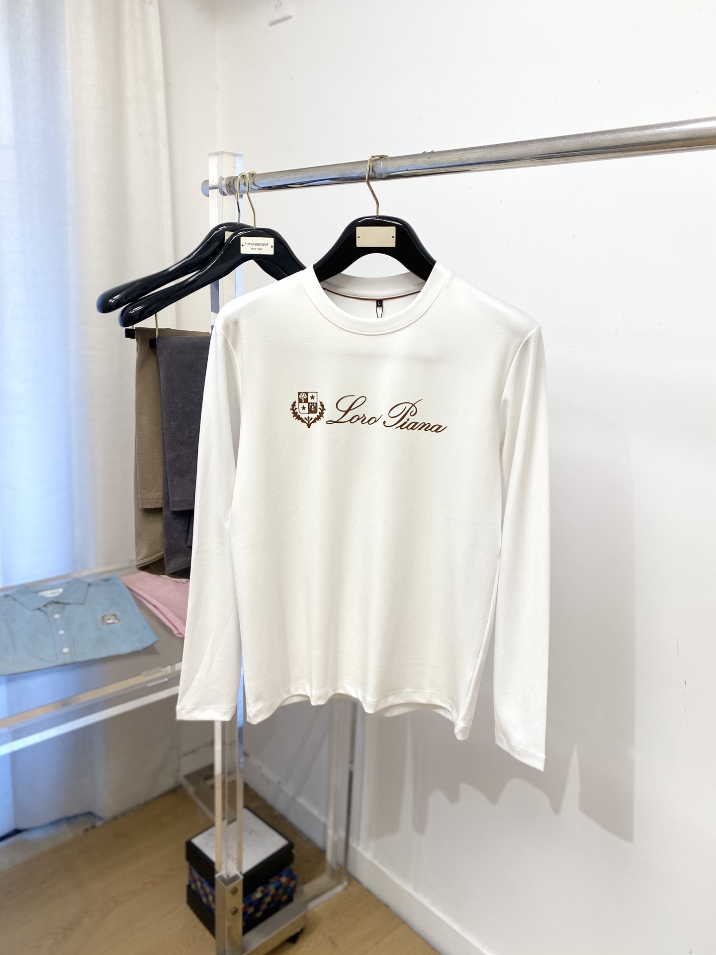 NO:567480,LP, 2025 new long sleeves, handsome and fashionable, top-notch printed letter pattern logo on the chest, simple and versatile. The fabric cotton is not only crisp and maintains the trendy silhouette, but also comfortable to wear, and the yarn is more delicate. Size M-3XL, loro piana, alexander wang19860909LP、2025新品长袖,帅气时尚,胸口顶级印花字母图案logo,简约百搭款.面料棉 不仅挺括,保持潮流的廓形,又穿着舒适,纱织更细腻,码数M-3XL,,loro piana,alexander wang,Men's clothing