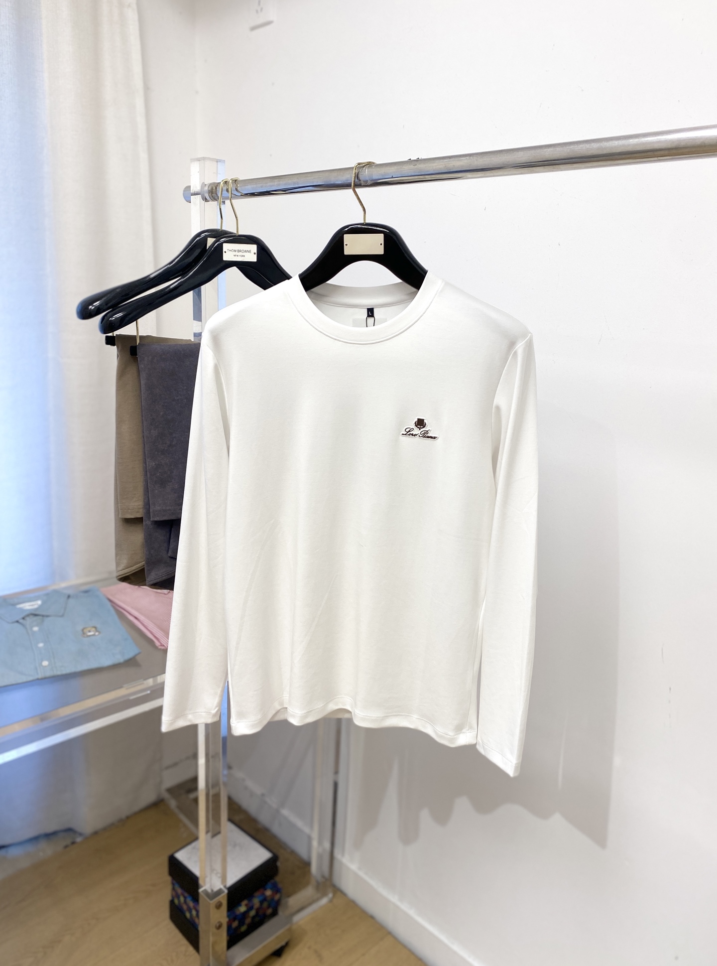 NO:567486,LP, 2025 new long sleeves, handsome and fashionable, embossed rubber letter pattern logo on the chest, simple and versatile. The fabric cotton is not only crisp and maintains the trendy silhouette, but also comfortable to wear, the yarn is more delicate, the size is M-3XL,, loro piana, alexander wang19860909LP、2025新品长袖,帅气时尚,胸前凹凸印胶字母图案logo,简约百搭款.面料棉 不仅挺括,保持潮流的廓形,又穿着舒适,纱织更细腻,码数M-3XL,,loro piana,alexander wang,Men's clothing