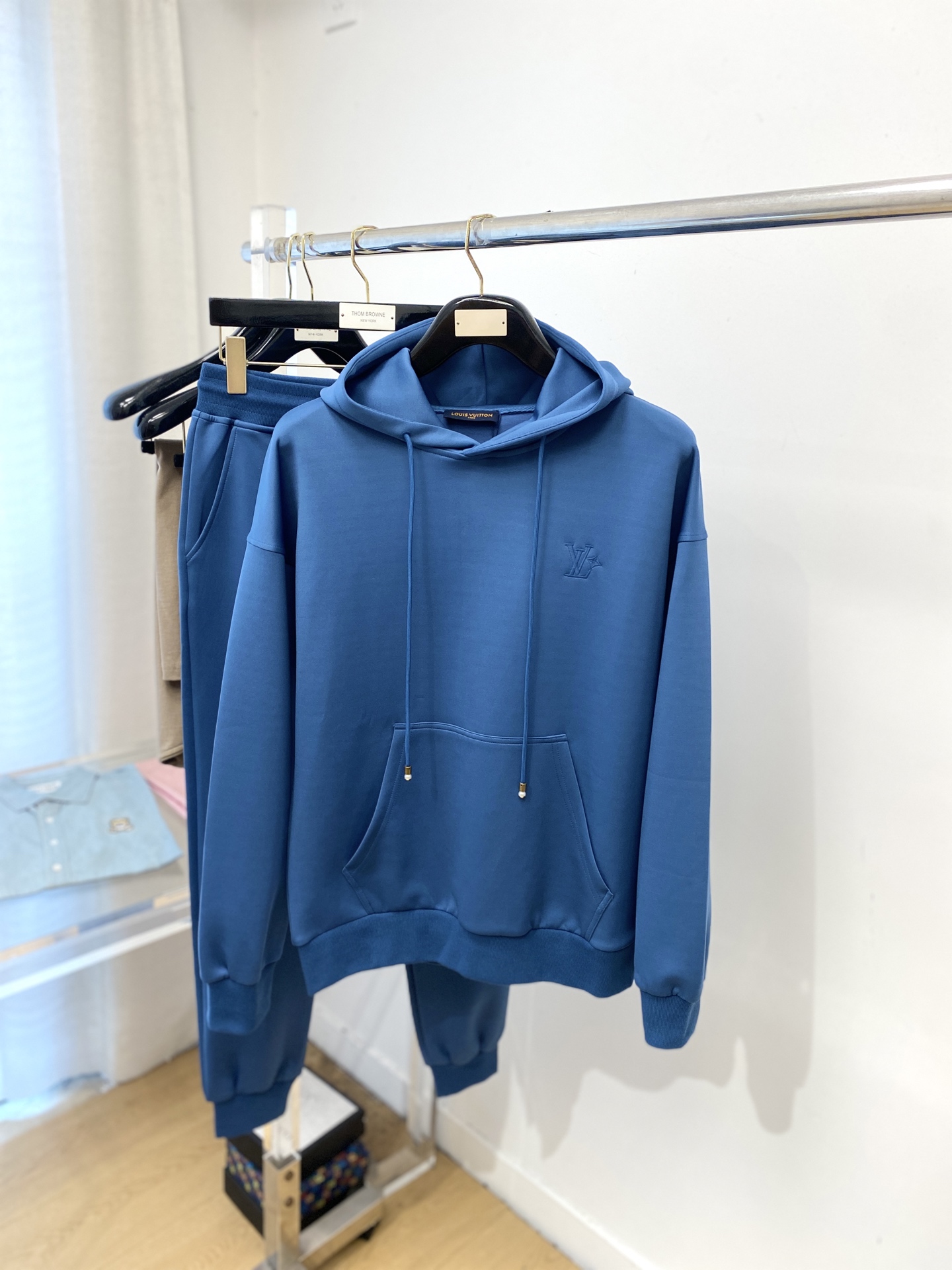 NO:567646,Louis Vuitton, 2025 latest product, fashionable casual suit, made of top-quality original fabrics, comfortable to wear, very good hygroscopicity and breathability, and super high color fastness!  It is very good whether worn inside or outside. Size M-3XL, Louis Vuitton, Alexander Wang19860909路易威登、2025最新品,时尚休闲套装,顶级原版面料打造,穿着舒适,吸湿性透气性都非常良好,色牢度超高！无论内搭还是外穿都非常出彩码数M-3XL,,louis vuitton,alexander wang,Men's clothing