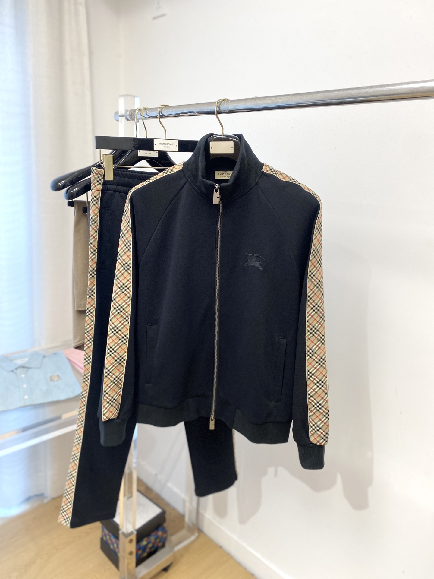 NO:567651,Burberry, latest product in 2025, fashionable casual suit, made of top-quality original fabrics, comfortable to wear, very good hygroscopicity and breathability, and super high color fastness!  It is very good whether worn inside or outside. Size M-3XL,,burberry,alexander wang19860909巴宝莉、2025最新品,时尚休闲套装,顶级原版面料打造,穿着舒适,吸湿性透气性都非常良好,色牢度超高！无论内搭还是外穿都非常出彩码数M-3XL,,burberry,alexander wang,Men's clothing