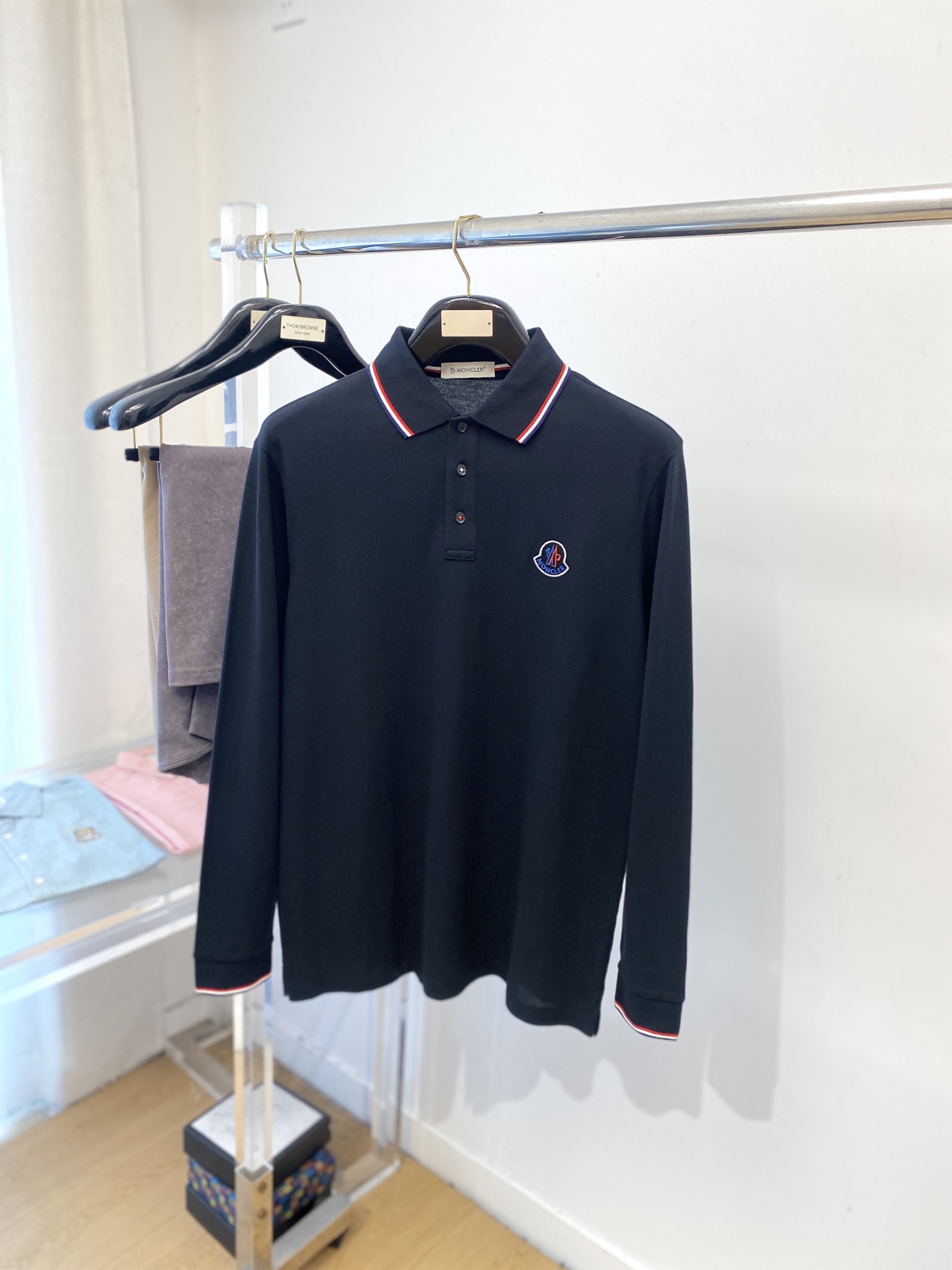 NO:567667,Covered mouth, 2025 new long-sleeved, handsome and fashionable, exquisite embroidery pattern logo on the chest, simple and versatile. The fabric cotton is not only crisp and maintains the trendy silhouette, but also comfortable to wear, and the yarn is more delicate. Size M-4XL, Moncler, alexander wang19860909蒙口、2025新品长袖,帅气时尚,胸前精致刺绣图案logo,简约百搭款.面料棉 不仅挺括,保持潮流的廓形,又穿着舒适,纱织更细腻,码数M-4XL,,Moncler,alexander wang,Men's clothing