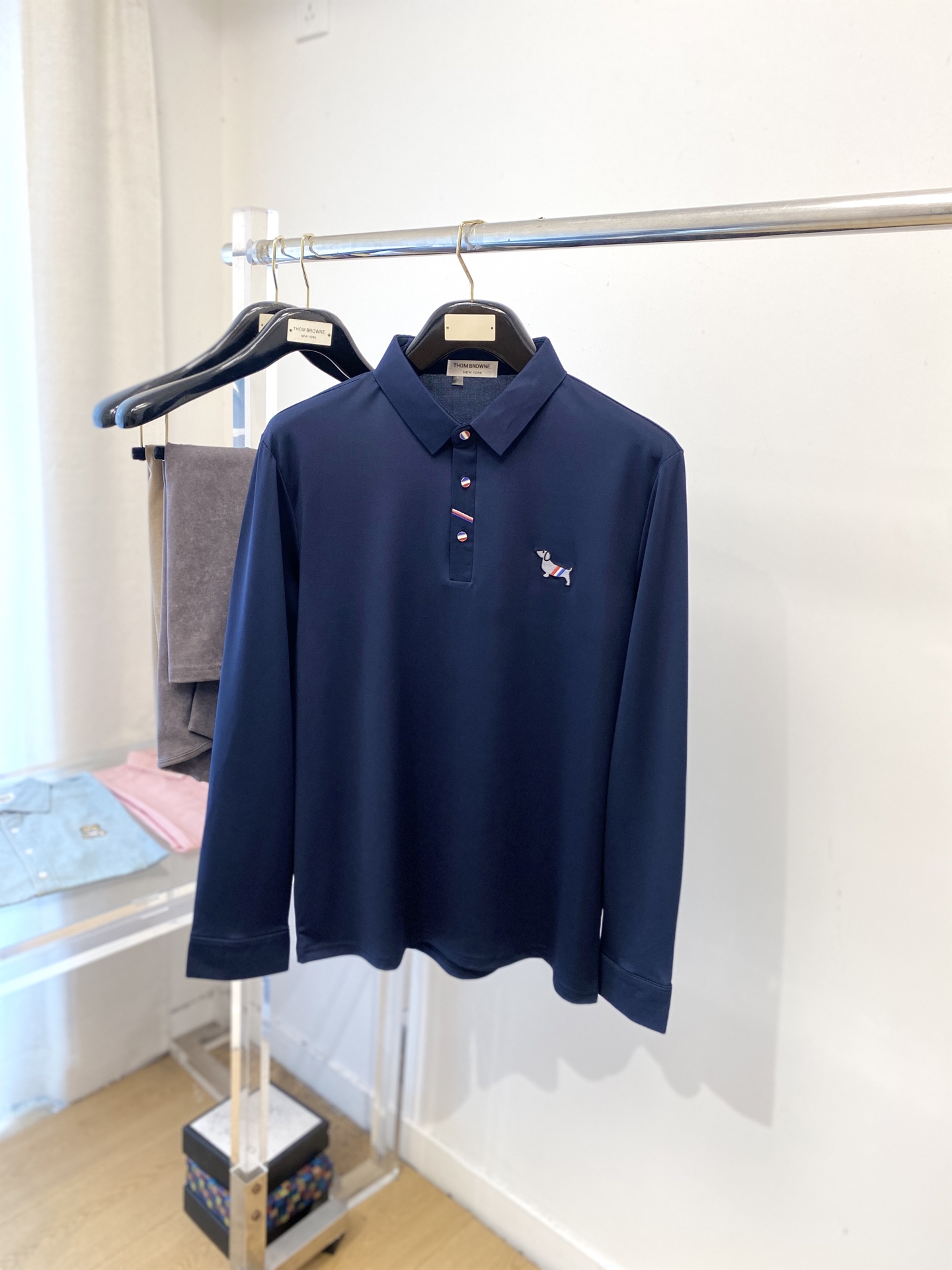 NO:567670,TB, 2025 new long-sleeved, handsome and fashionable, exquisite embroidered logo on the chest, simple and versatile. The fabric is cotton. It is not only crisp and maintains the trendy silhouette, but also comfortable to wear. The yarn is more delicate. Size M-4XL,, alexander wang19860909TB、2025新品长袖,帅气时尚,胸前精致刺绣图案logo,简约百搭款.面料棉 不仅挺括,保持潮流的廓形,又穿着舒适,纱织更细腻,码数M-4XL,,alexander wang,Men's clothing