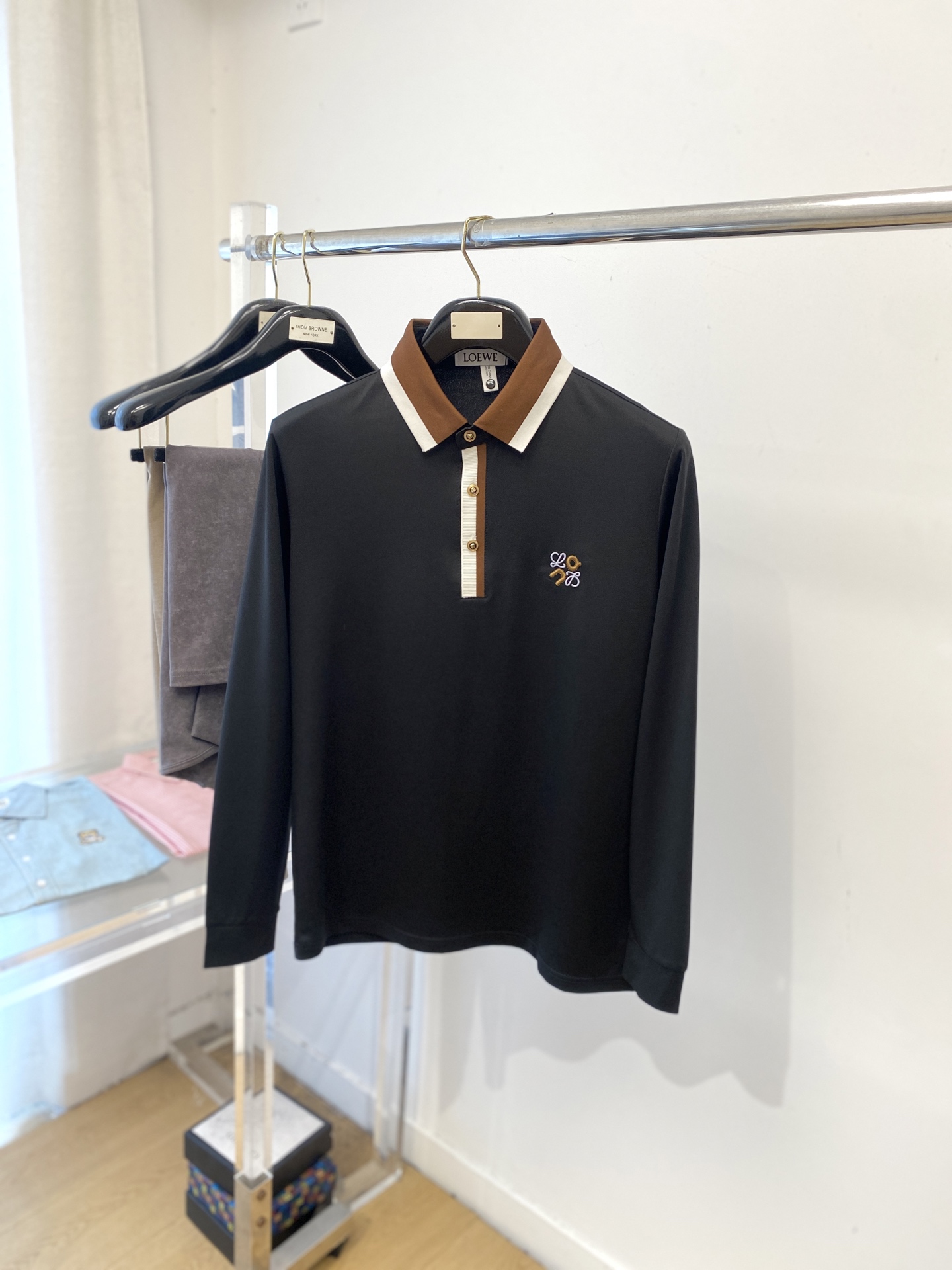 NO:567673,Loewe, 2025 new long-sleeved sweatshirt, handsome and fashionable, with exquisite embroidered logo on the chest, simple and versatile. The fabric cotton is not only crisp and maintains the trendy silhouette, but also comfortable to wear, and the yarn is more delicate. Size M-4XL,,loewe,hoodie,sweatshirts,alexander wang19860909罗意威、2025新品长袖卫衣,帅气时尚,胸前精致刺绣图案logo,简约百搭款.面料棉 不仅挺括,保持潮流的廓形,又穿着舒适,纱织更细腻,码数M-4XL,,loewe,hoodie,sweatshirts,alexander wang,Men's clothing