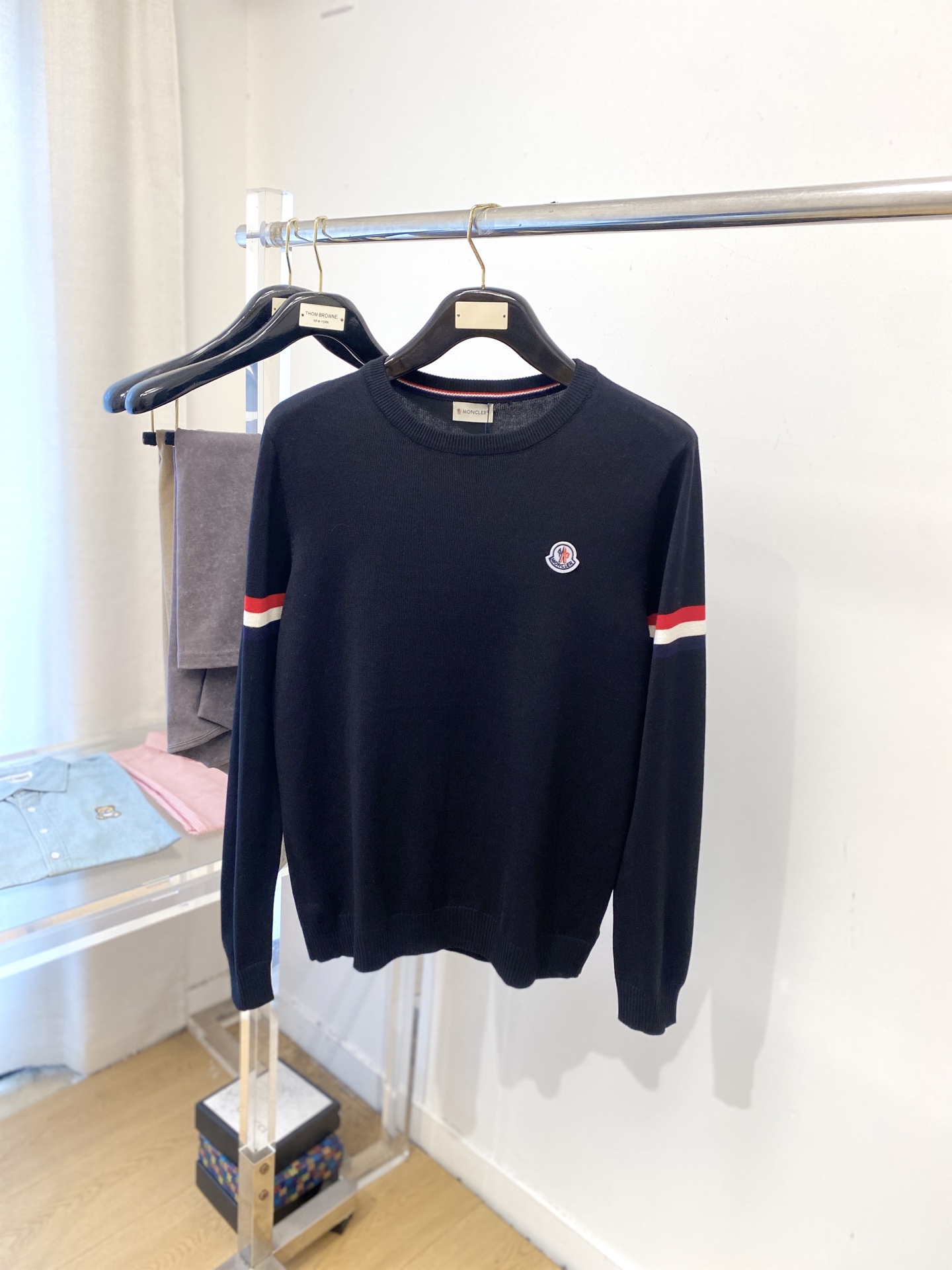 NO:567676,Meng Mouth, 2025 new wool sweater has a delicate and soft feel, which can be directly in contact with the skin, allowing the warm yarn to change into a delicate texture. The top-notch craftsmanship is very distinctive and colorful, and the style is simple, elegant and exquisite. The three-dimensional tailoring design makes the entire sweater upper body full of youthful vitality and vitality. It is recommended to be a must-have for autumn and winter. Sizes M-3XL, Moncler, sweaters, alexander wang19860909蒙口、2025新品羊毛衣 具有手感细腻柔软,可直接与肌肤接触,让暖心的纱线变化出细腻的质感,顶级工艺极具特色出彩,款式简约大方精美 立体剪裁的版型设计,让整款毛衣上身尽显青春活力和朝气,推荐款秋冬季穿搭必备.尺码M-3XL,,Moncler,sweaters,alexander wang,Men's clothing