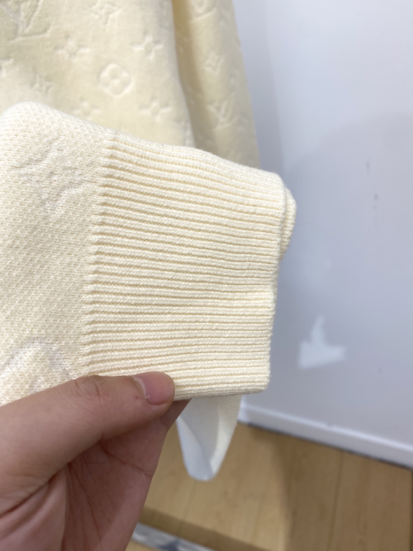 路易威登、2025新品羊毛衣 具有手感细腻柔软，可直接与肌肤接触，让暖心的纱线变化出细腻的质感，顶级工艺