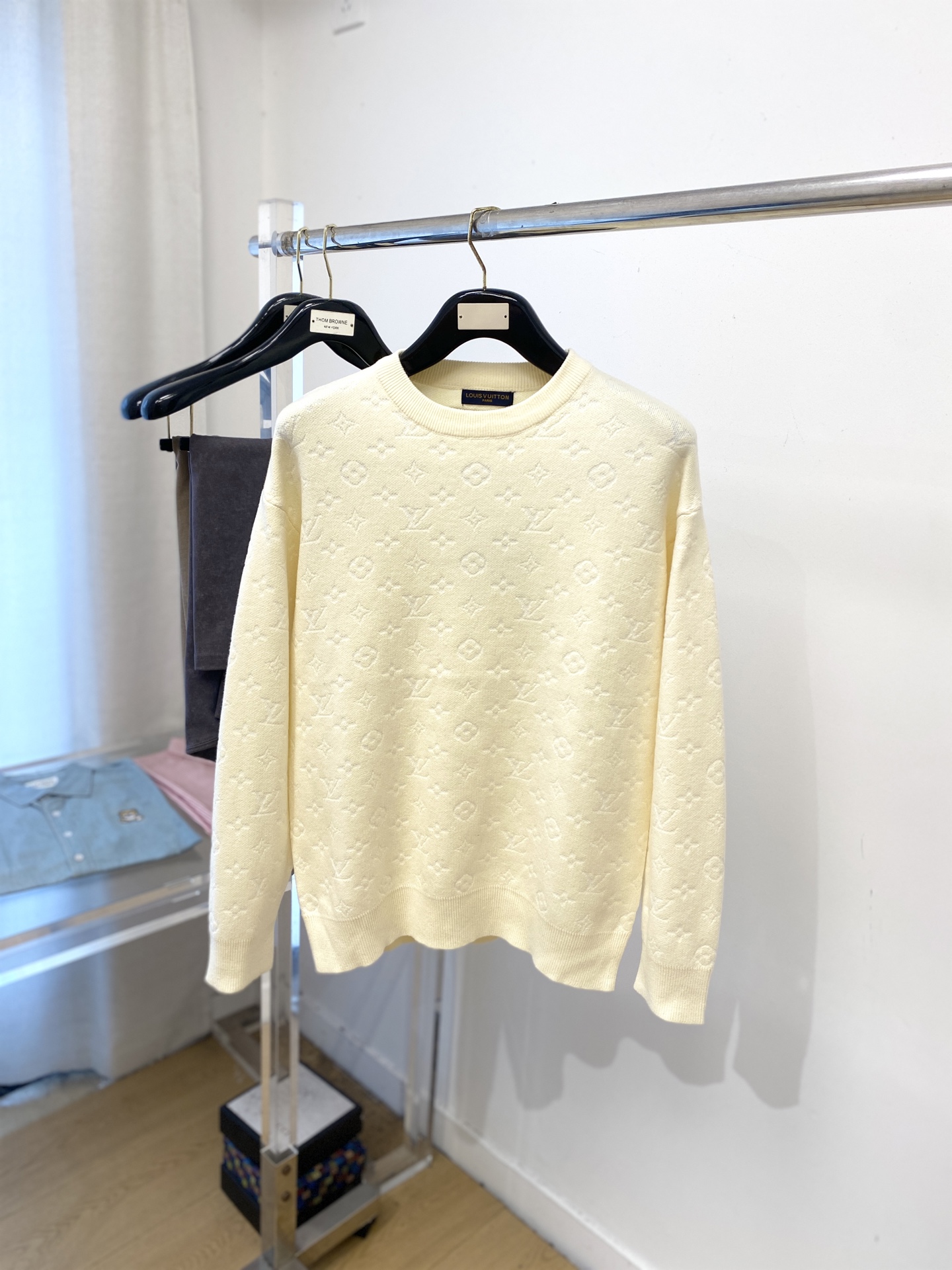 NO:567647,Louis Vuitton, 2025 new wool sweater has a delicate and soft feel, which can be directly contacted with the skin, allowing the warm yarn to change into a delicate texture. The top-notch craftsmanship is very distinctive and colorful, and the style is simple, elegant and exquisite. The three-dimensional tailoring design makes the entire sweater upper body full of youthful vitality and vitality. It is recommended to be a must-have for autumn and winter. Sizes M-3XL, Louis Vuitton, Sweaters, Alexander Wang19860909路易威登、2025新品羊毛衣 具有手感细腻柔软,可直接与肌肤接触,让暖心的纱线变化出细腻的质感,顶级工艺极具特色出彩,款式简约大方精美 立体剪裁的版型设计,让整款毛衣上身尽显青春活力和朝气,推荐款秋冬季穿搭必备.尺码M-3XL,,louis vuitton,sweaters,alexander wang,Men's clothing